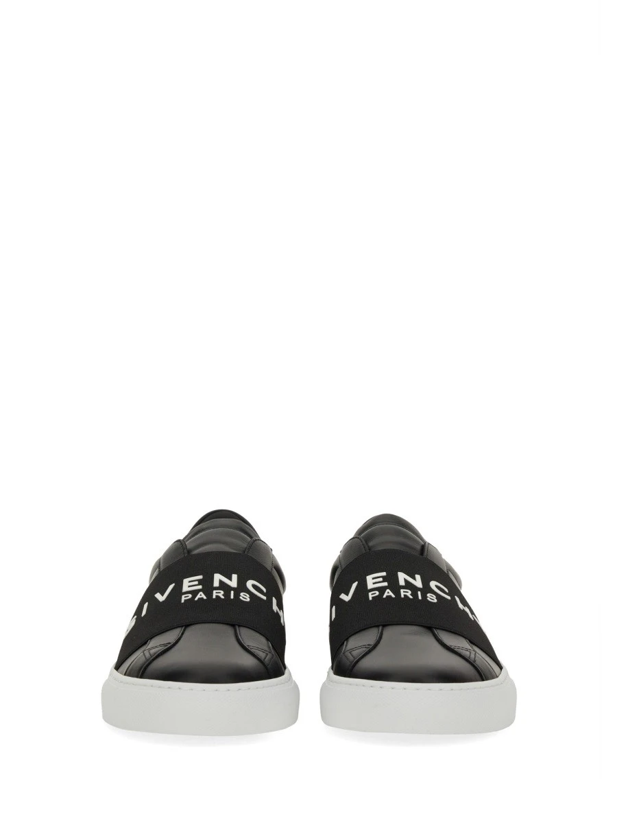 LOW TOP SNEAKER WITH LOGO.webp