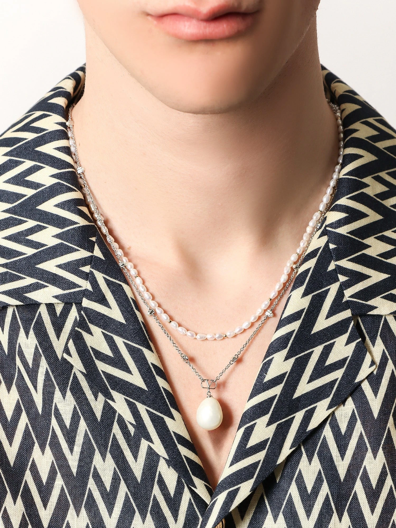 Metal necklace with pearls.webp