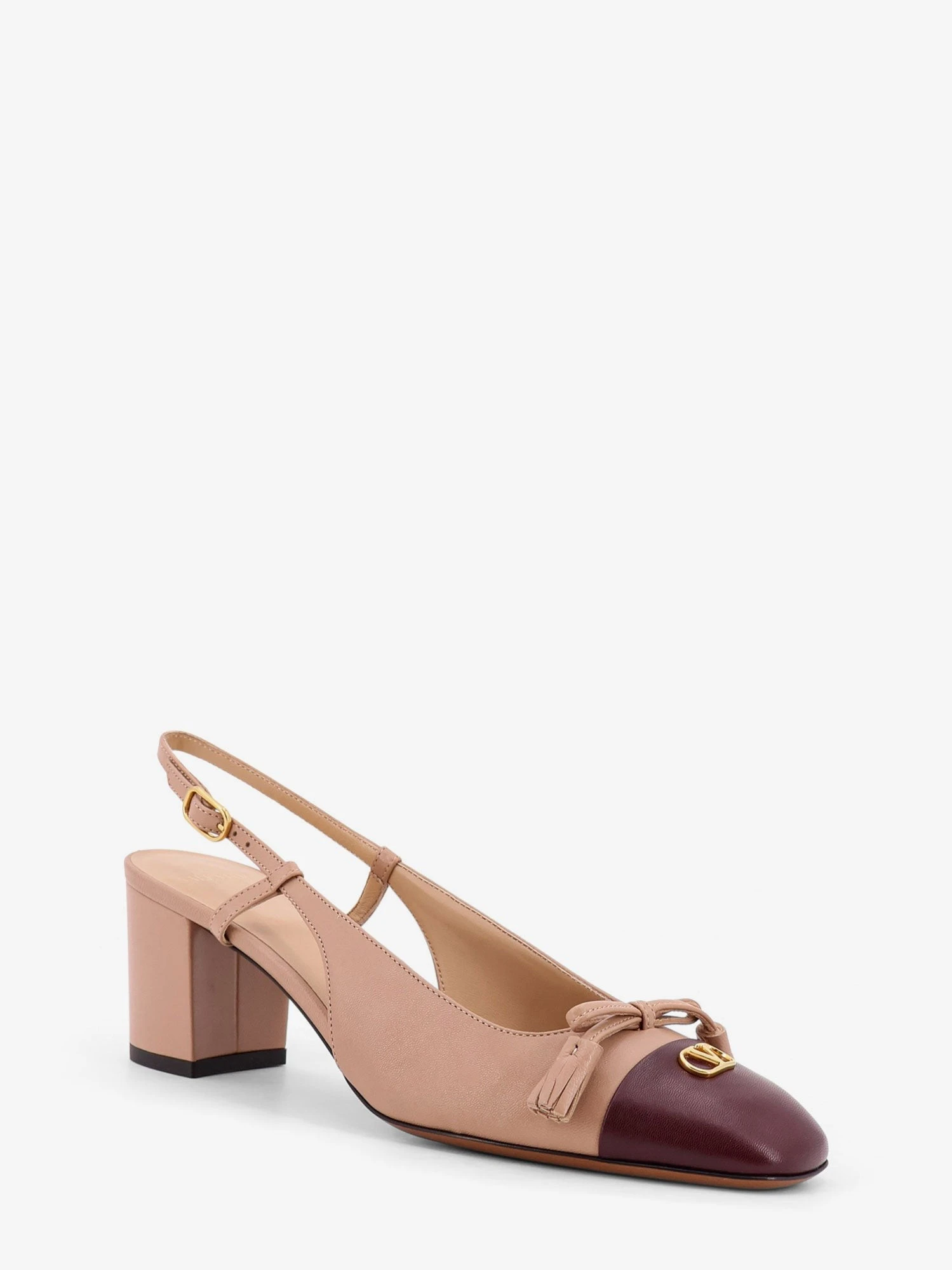 Leather décolleté with metal logo.webp