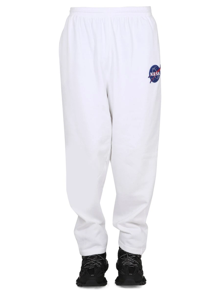 PANTALONE JOGGER CON PATCH.webp