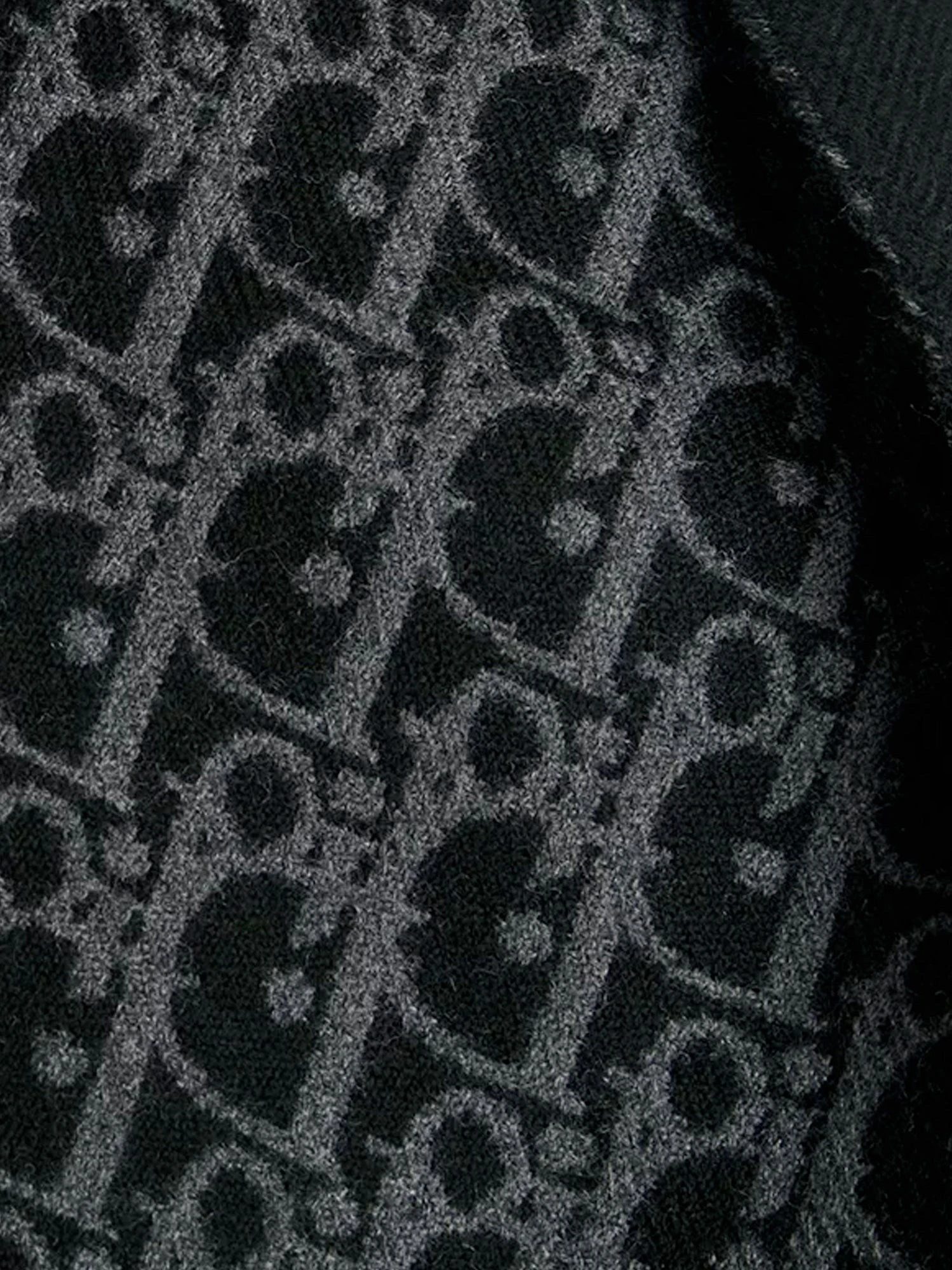 Wool and cashmere scarf.webp