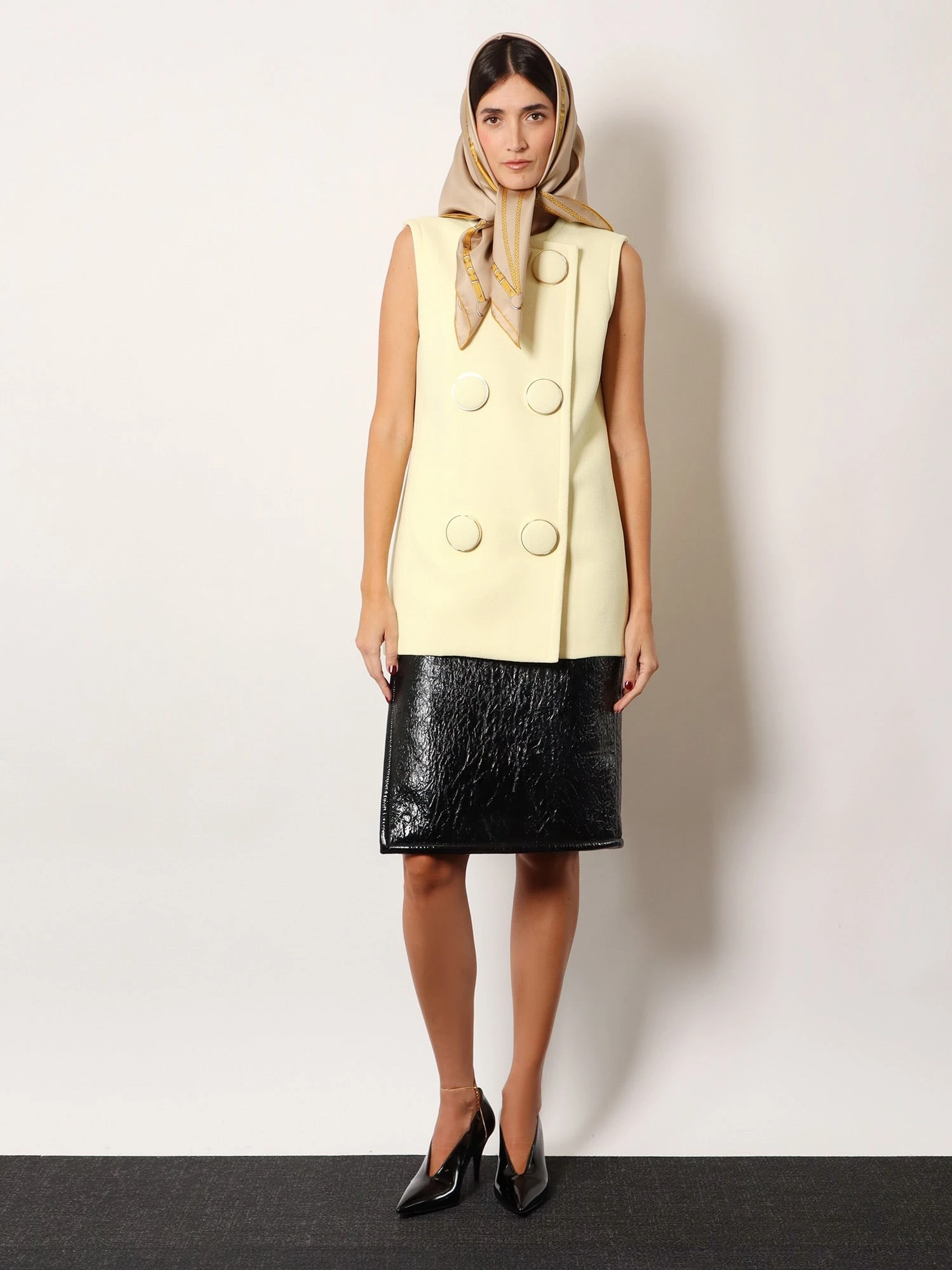 Viscose vest with maxi buttons.webp