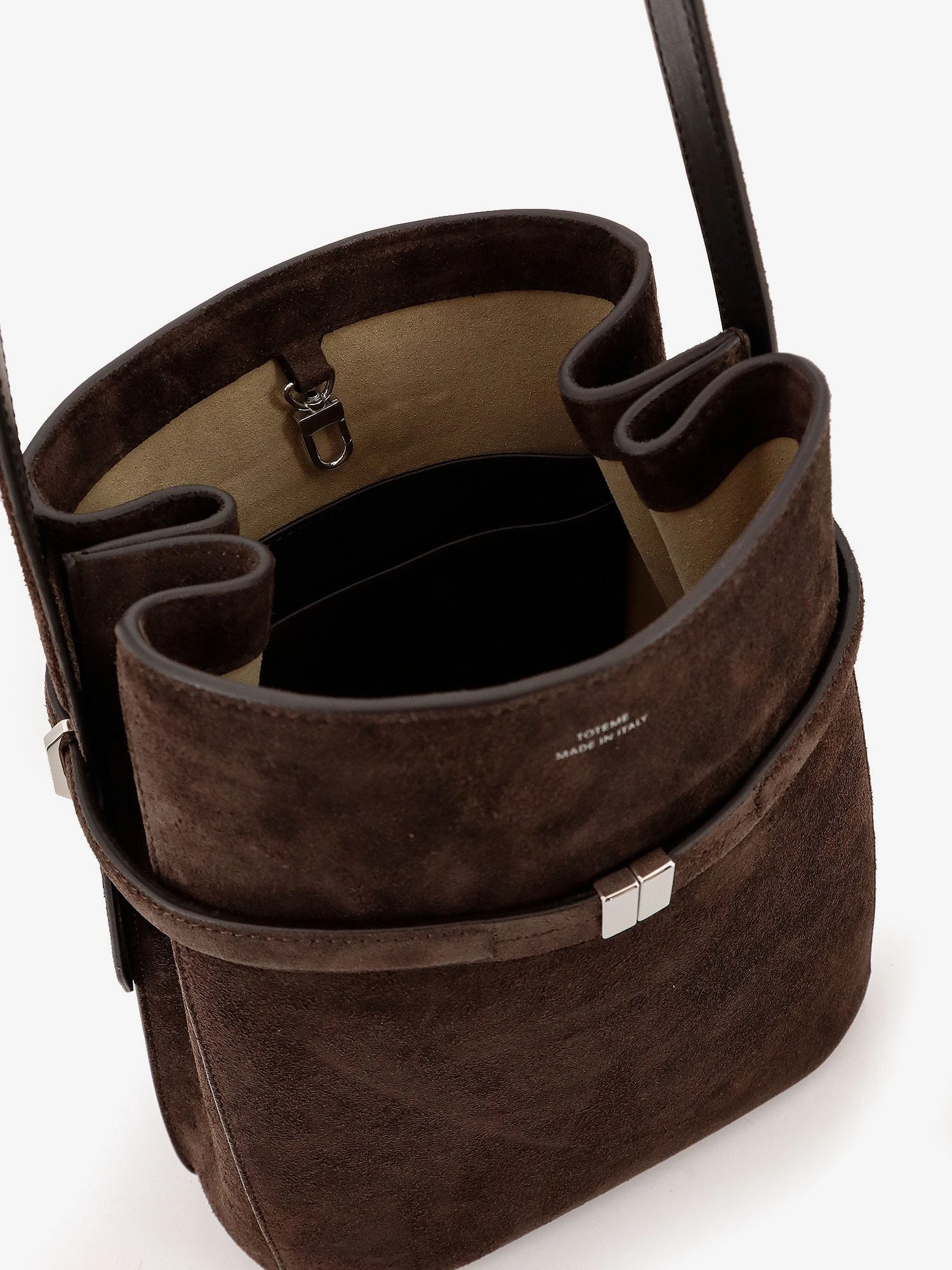 Borsa a spalla in suede con dettaglio in metallo frontale.webp