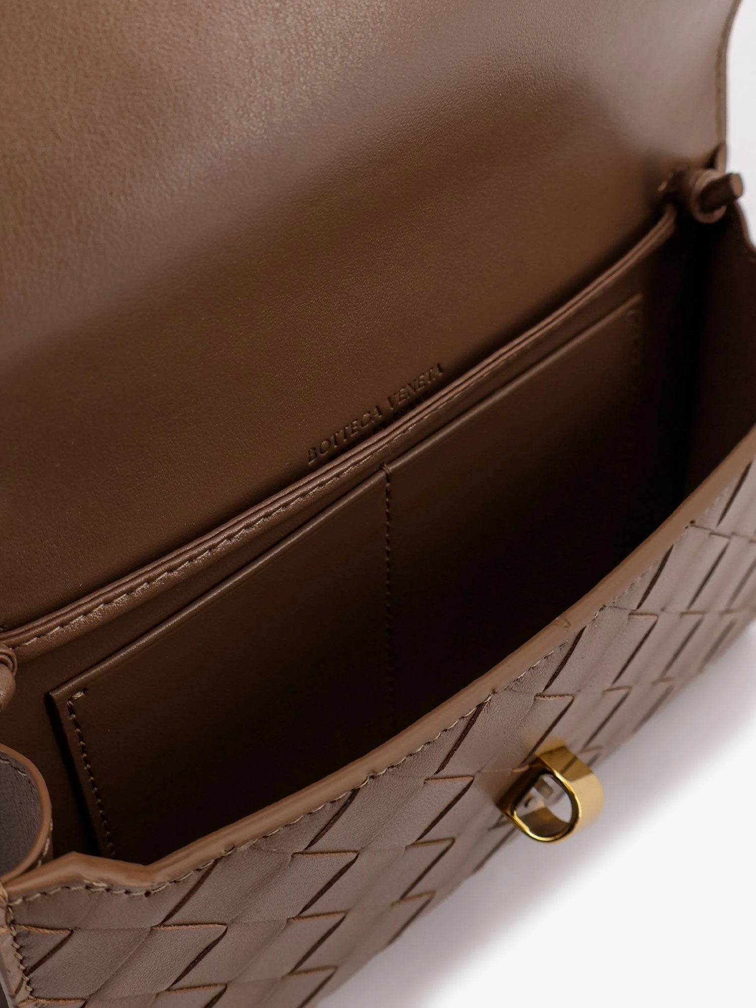 Andiamo leather shoulder bag with Intrecciato motif.webp