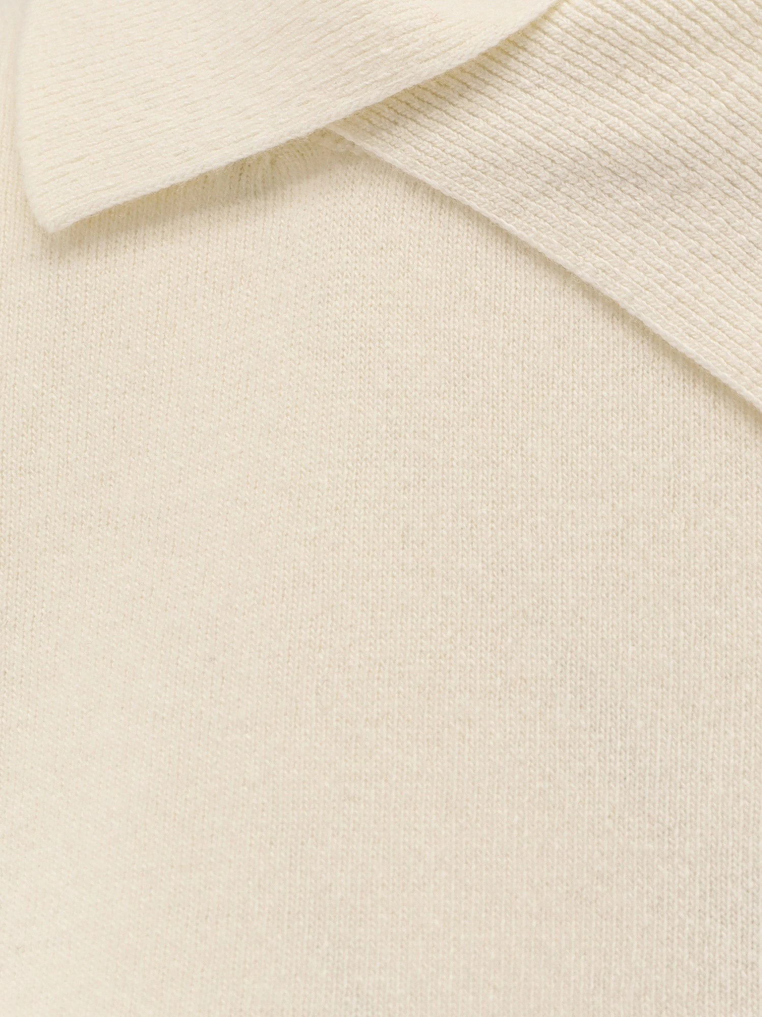 Turleneck wool sweater.webp