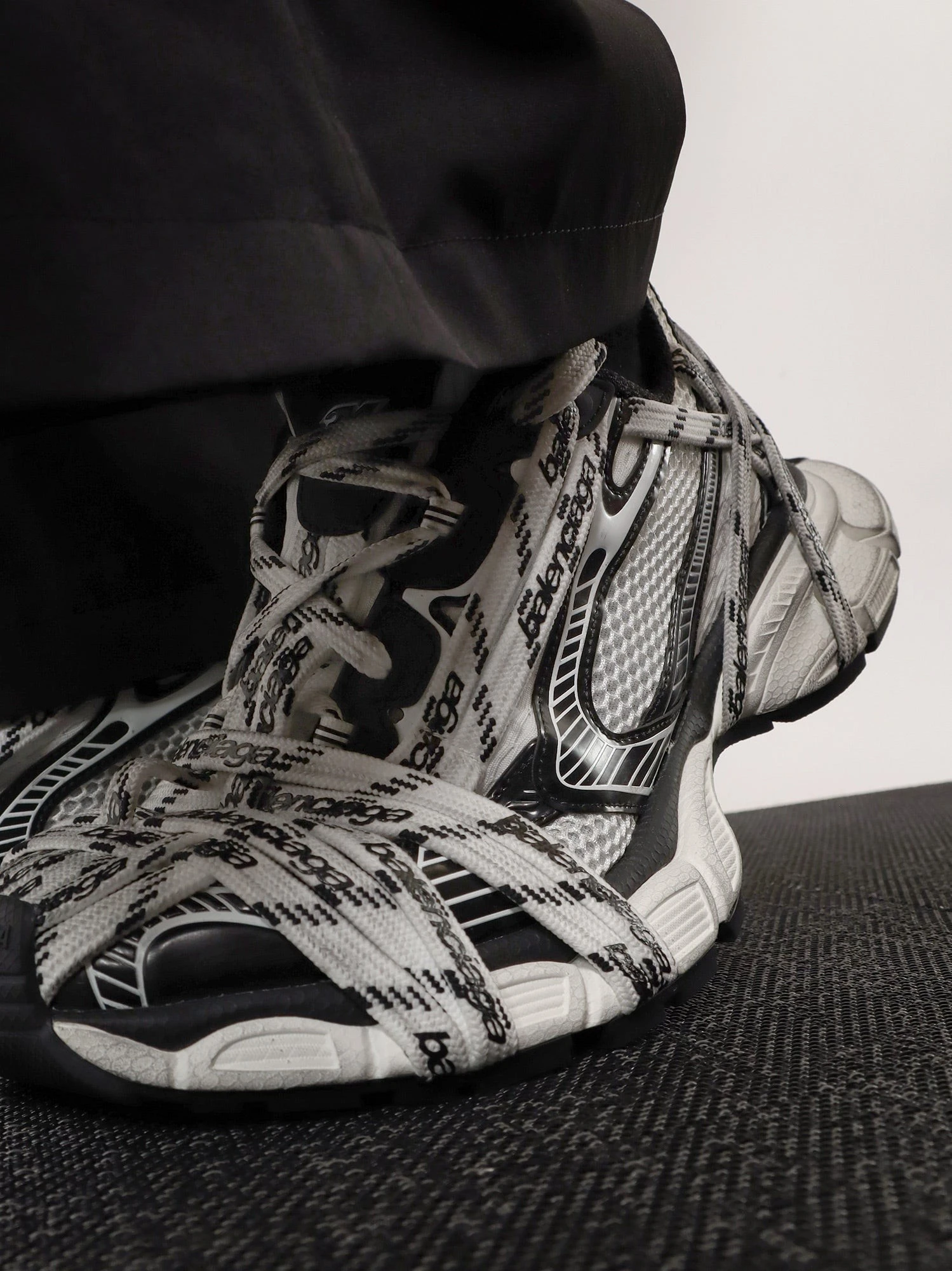 3XL Extreme Laces mesh sneakers.webp