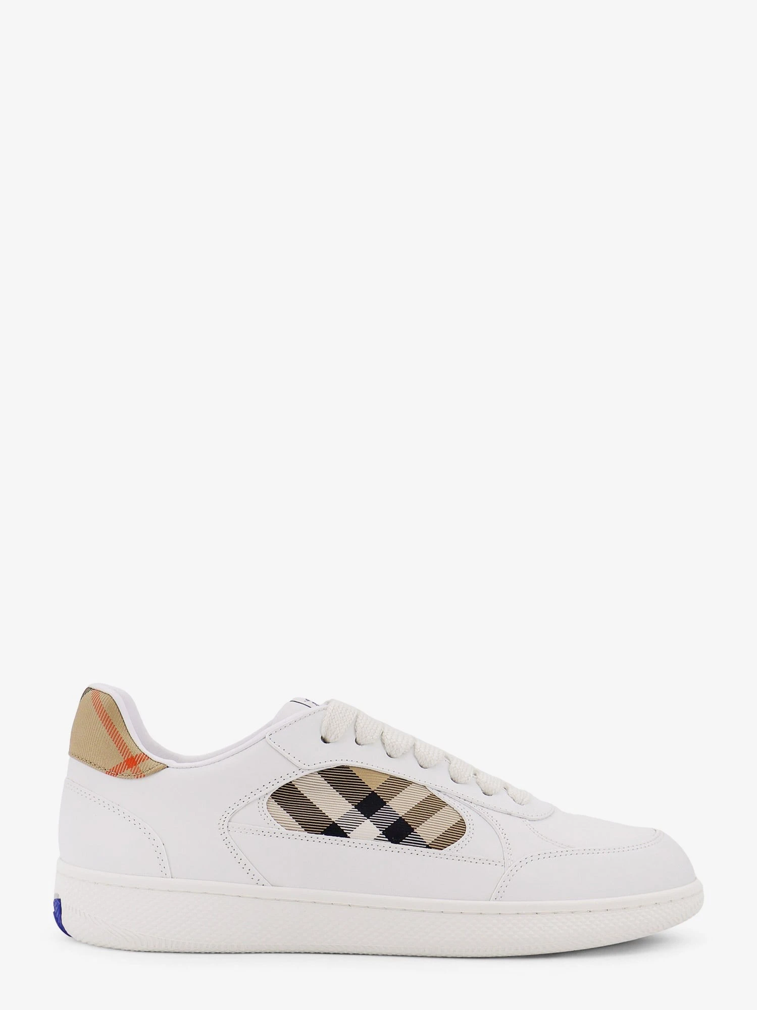 Low-top leather sneakers with check inserts.webp