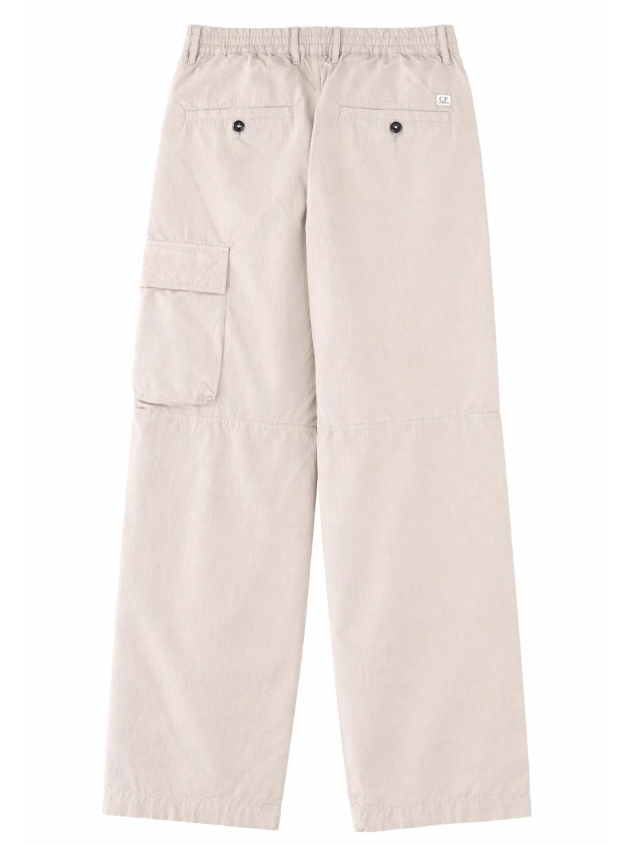 PANTALONE CARGO CON PATCH LOGO.webp