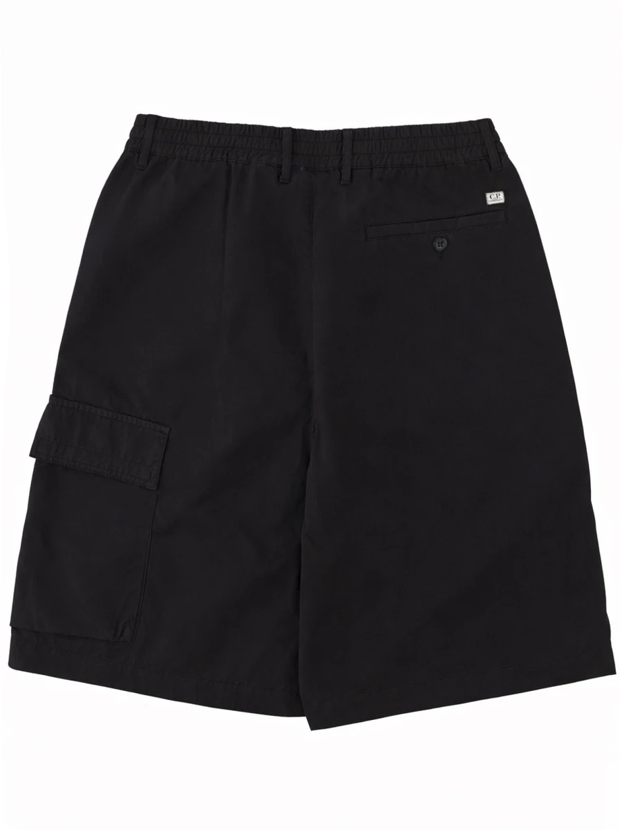 SHORTS CARGO CON PATCH LOGO.webp