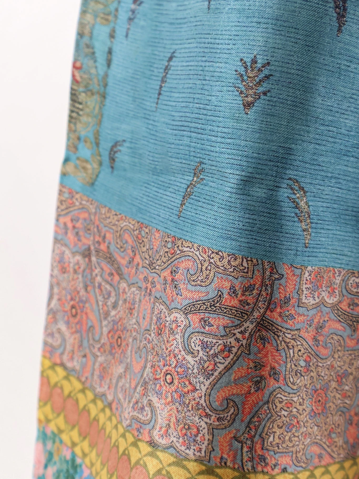 Silk bermuda shorts with floral print.webp