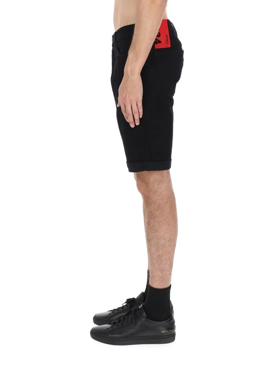 SHORTS CON PATCH LOGO.webp