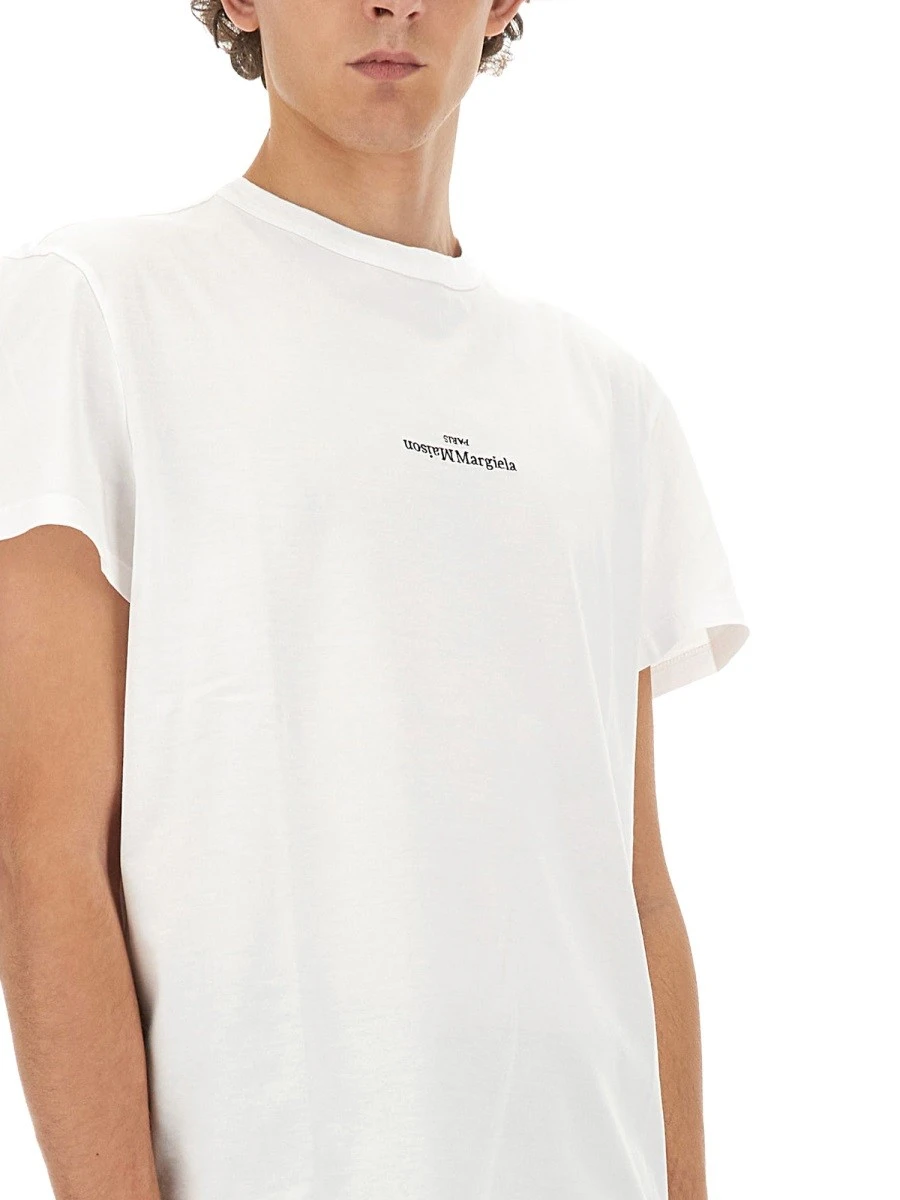 T-SHIRT CON LOGO DISTORTO.webp