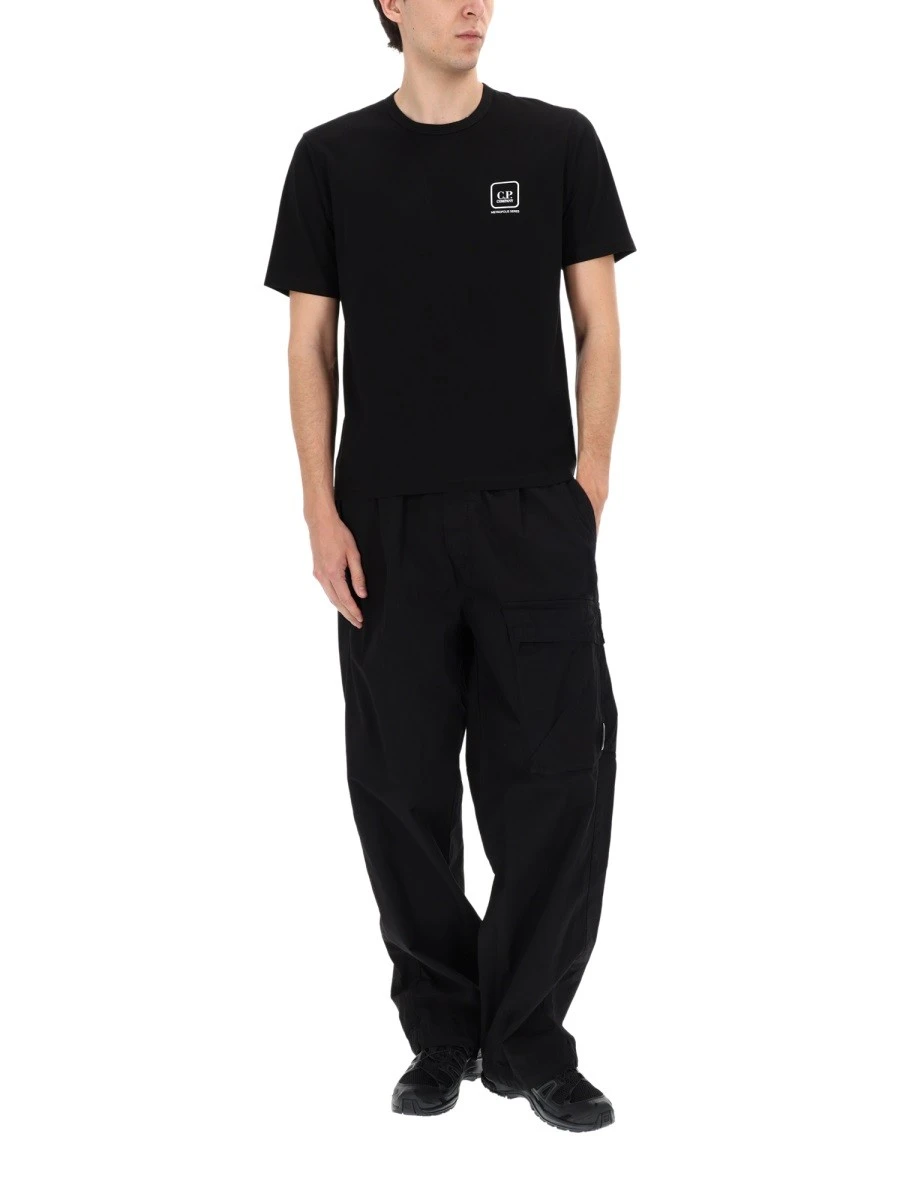 PANTALONE CARGO CON PATCH LOGO.webp