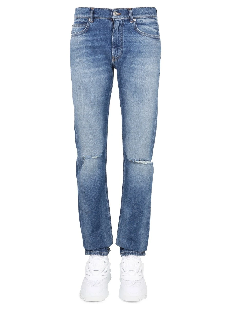 JEANS CON PATCH LOGO.webp