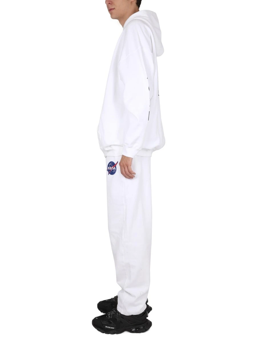 PANTALONE JOGGER CON PATCH.webp
