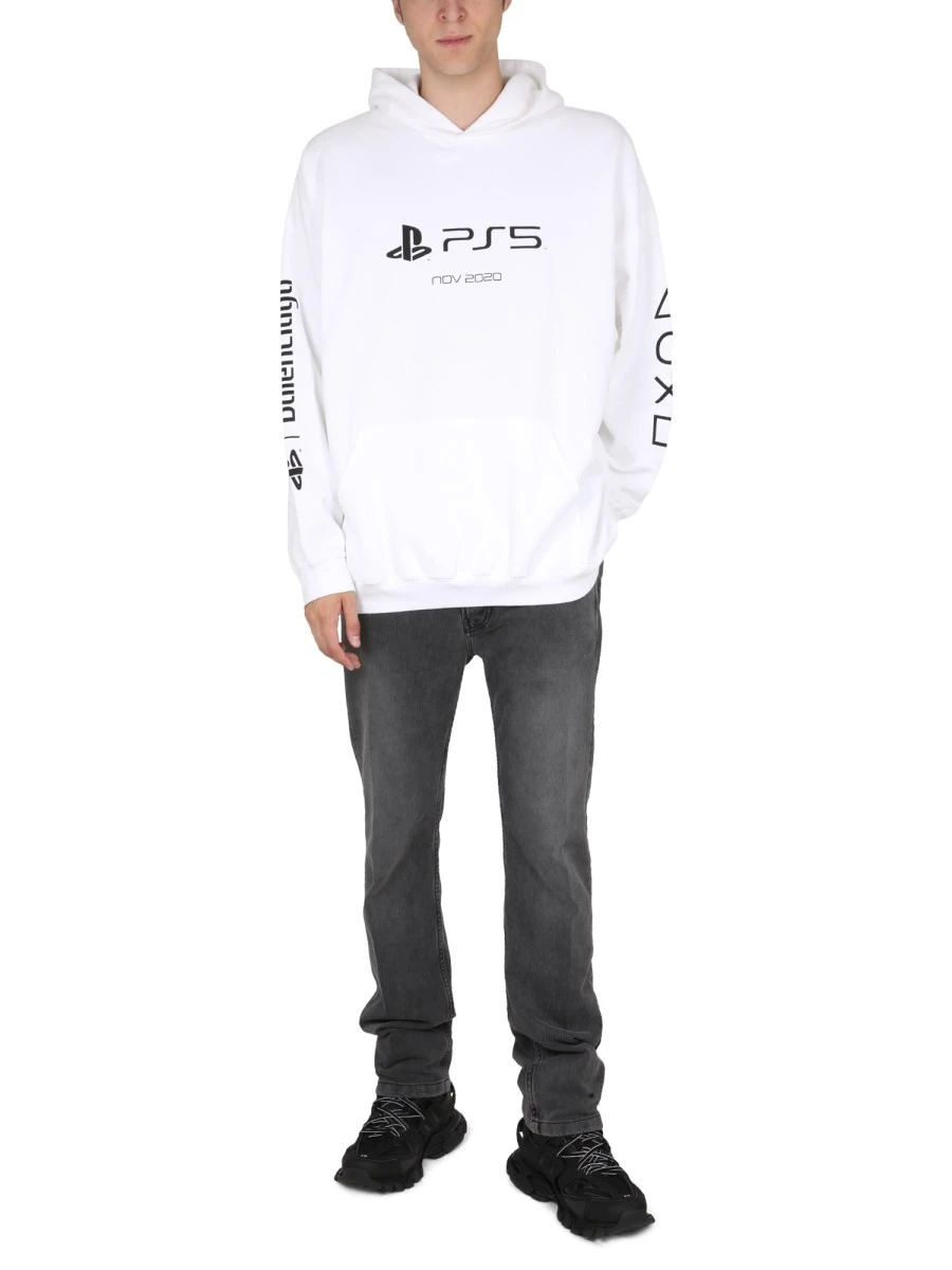 JEANS CON PATCH LOGO.webp