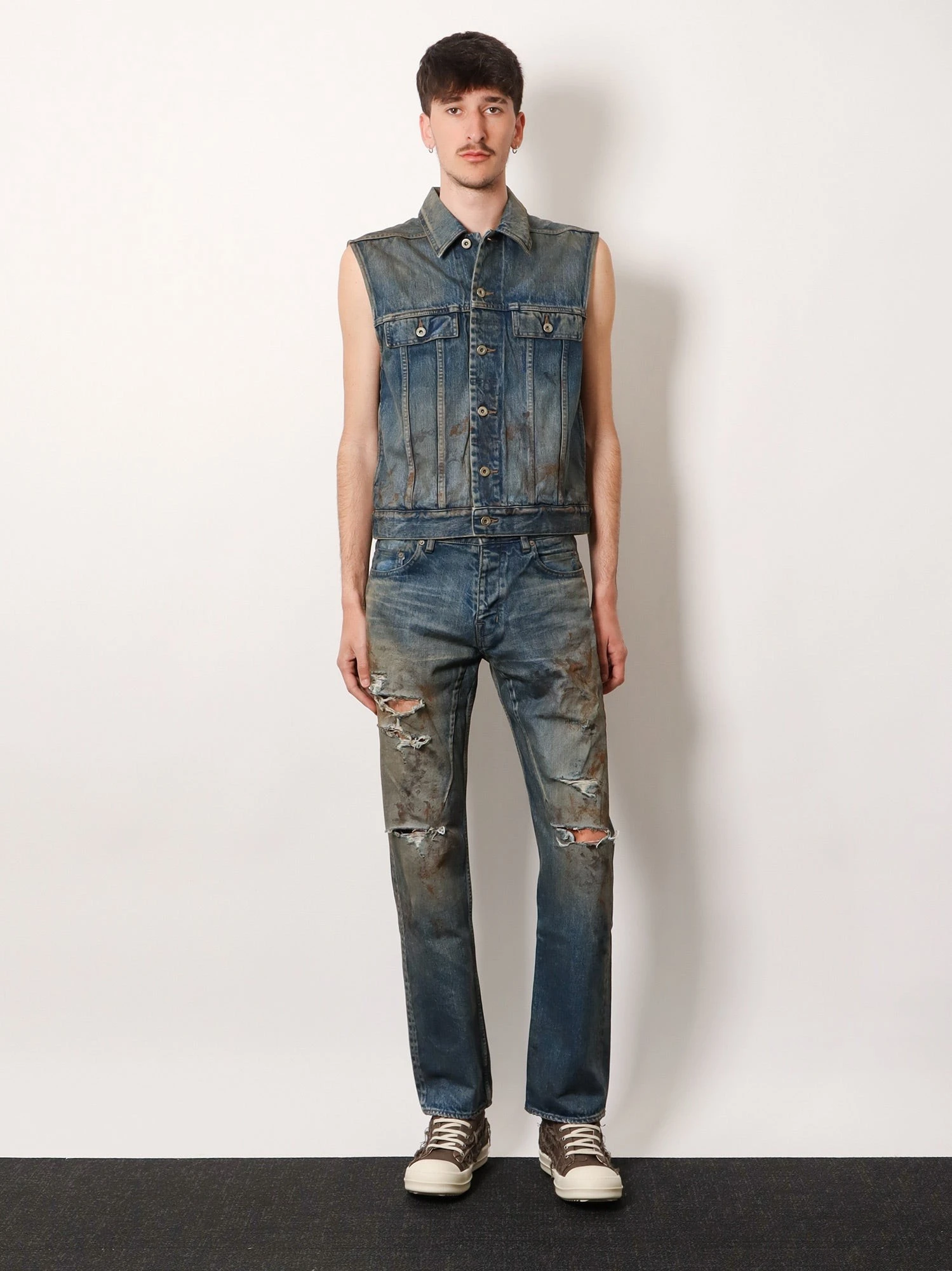 Sleeveless denim jacket.webp
