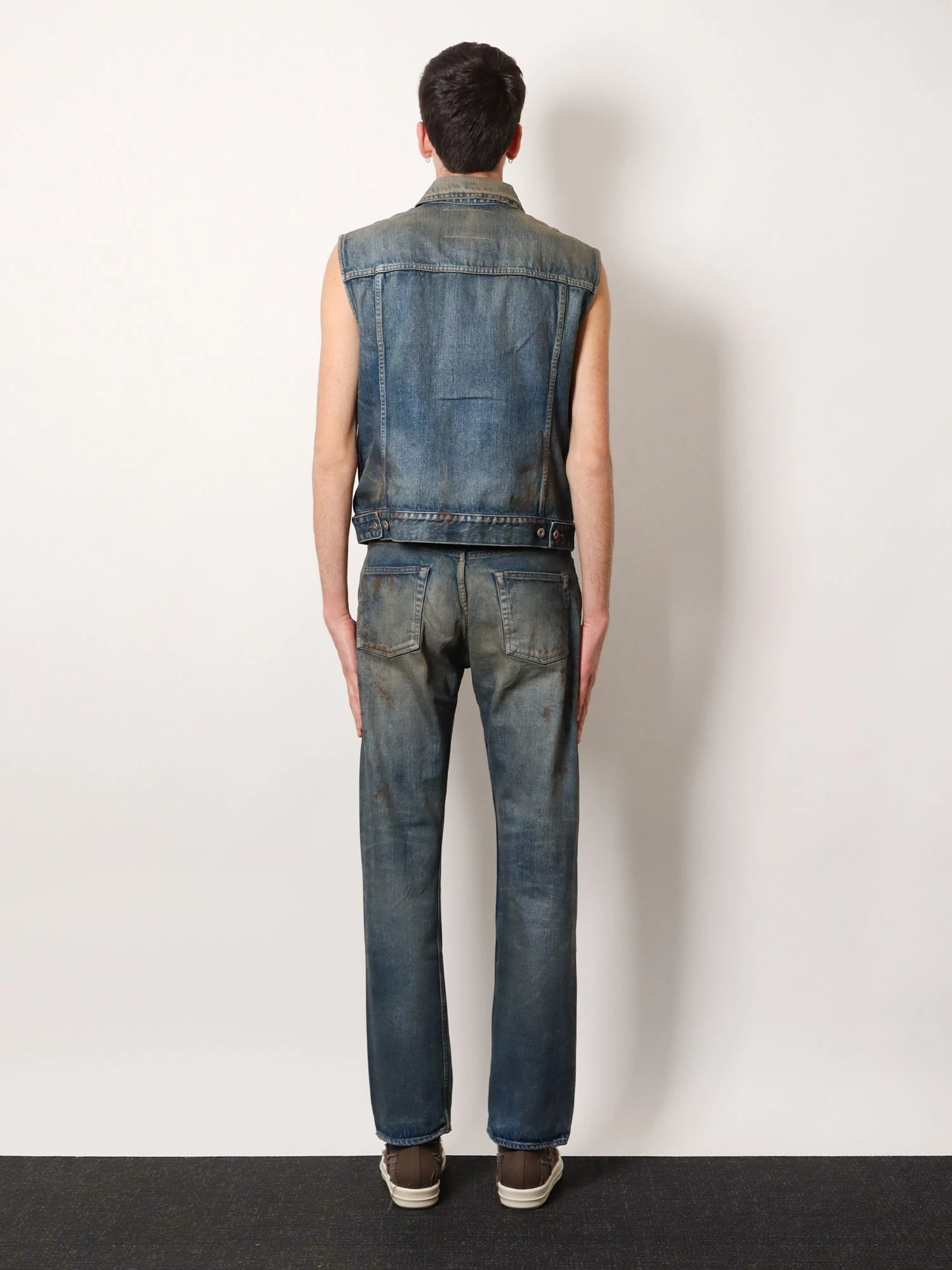 Sleeveless denim jacket.webp