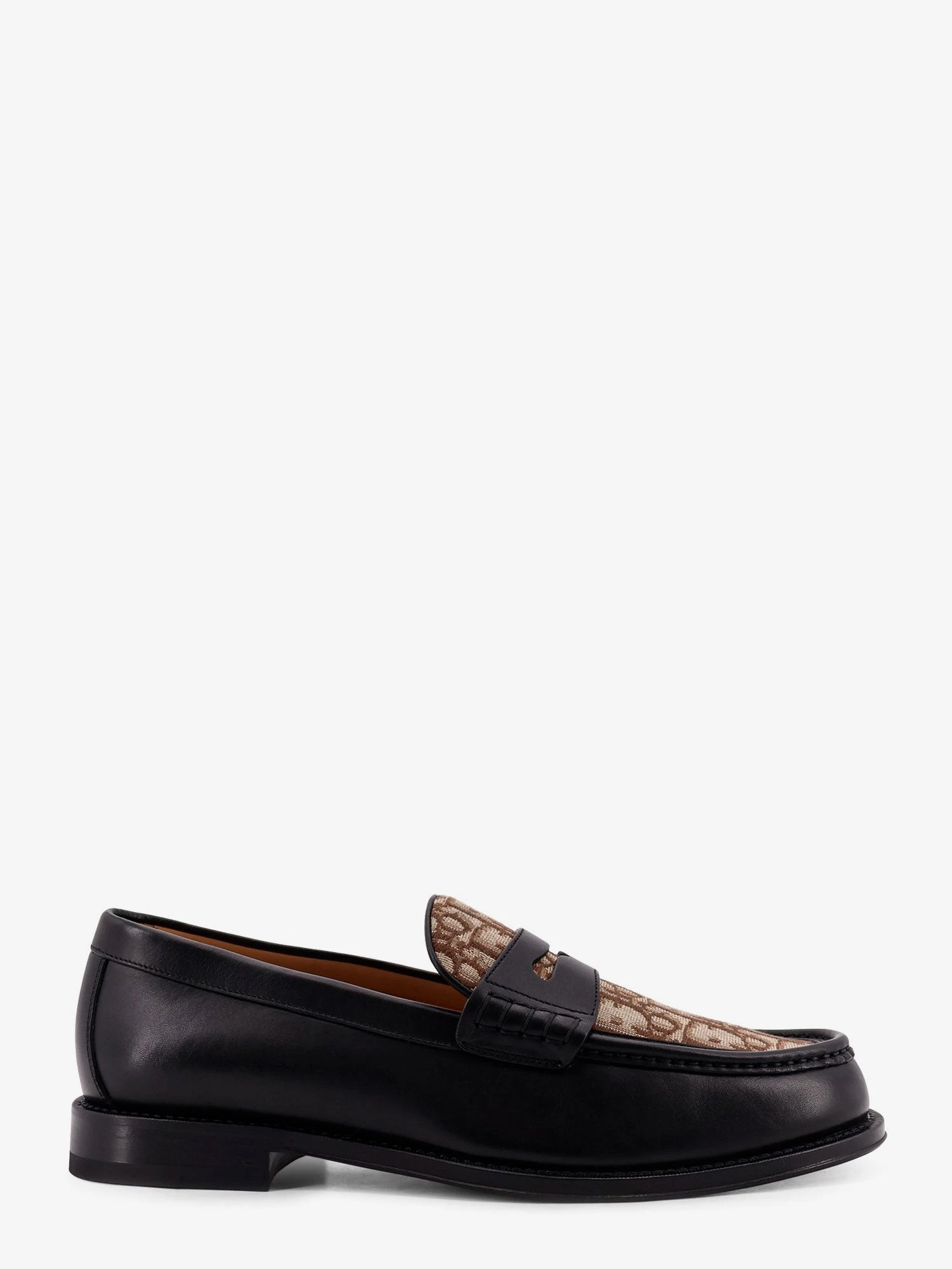 Leather loafers with Dior Oblique detail.webp