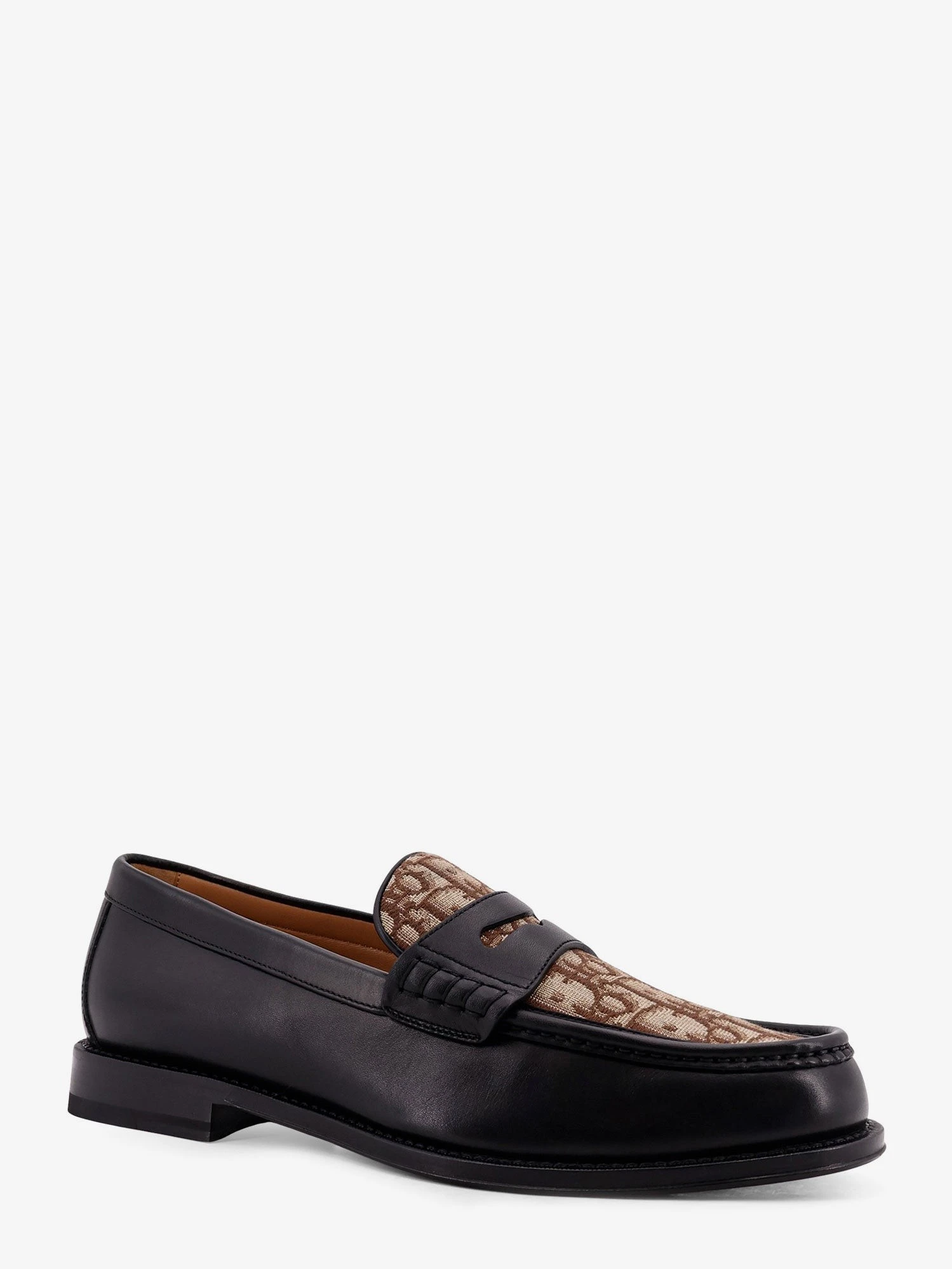Leather loafers with Dior Oblique detail.webp