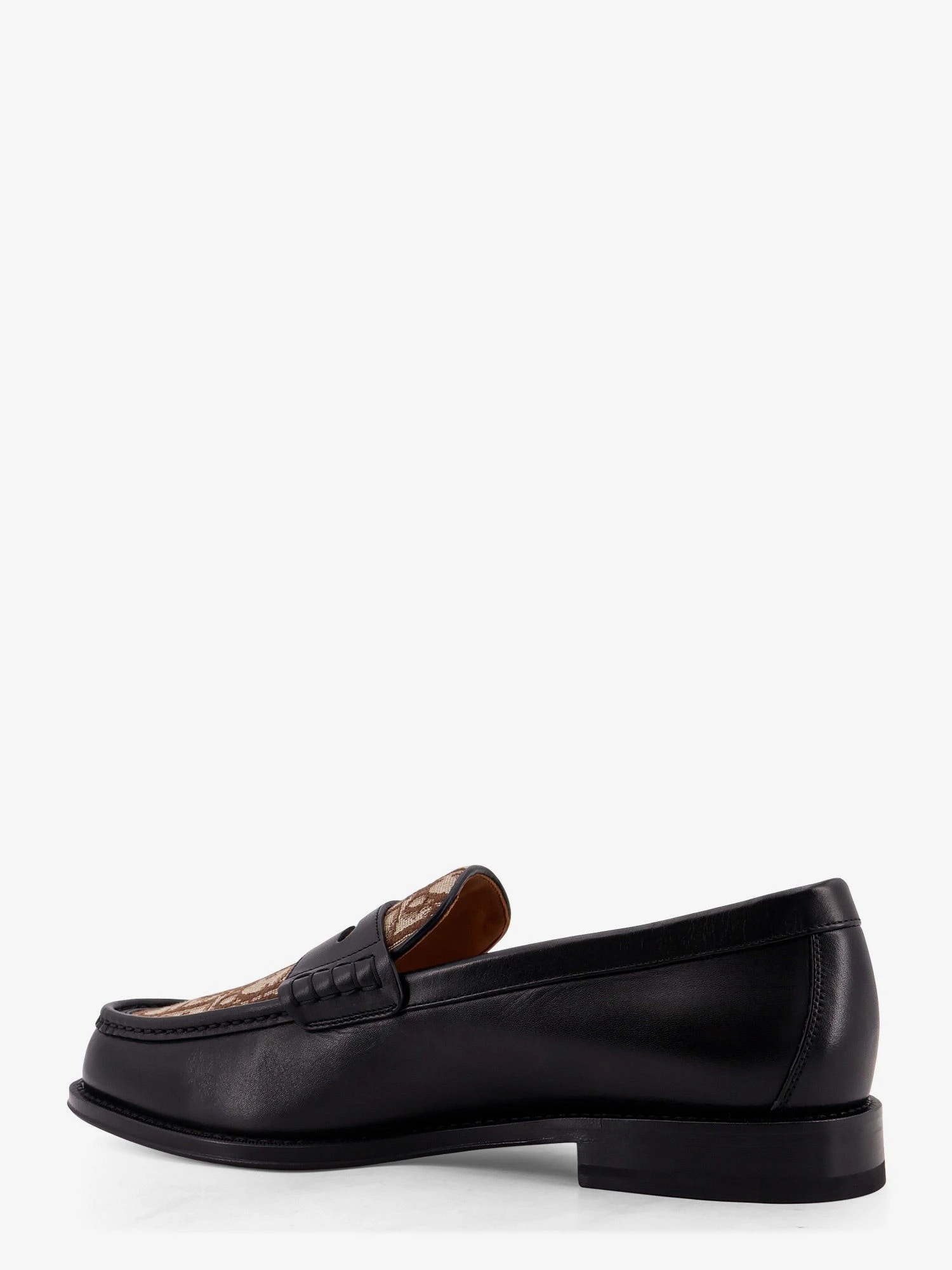 Leather loafers with Dior Oblique detail.webp