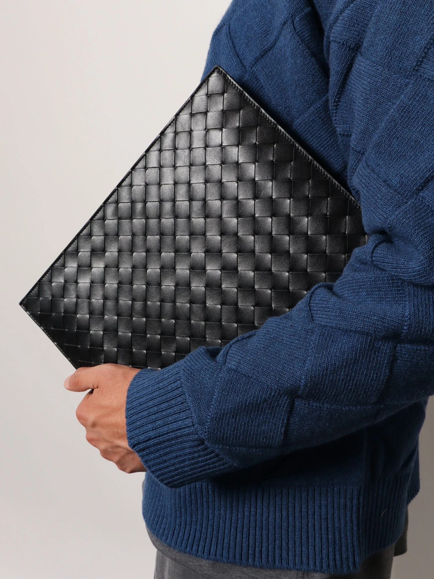 Avenue leather document case with Intrecciato motif.webp