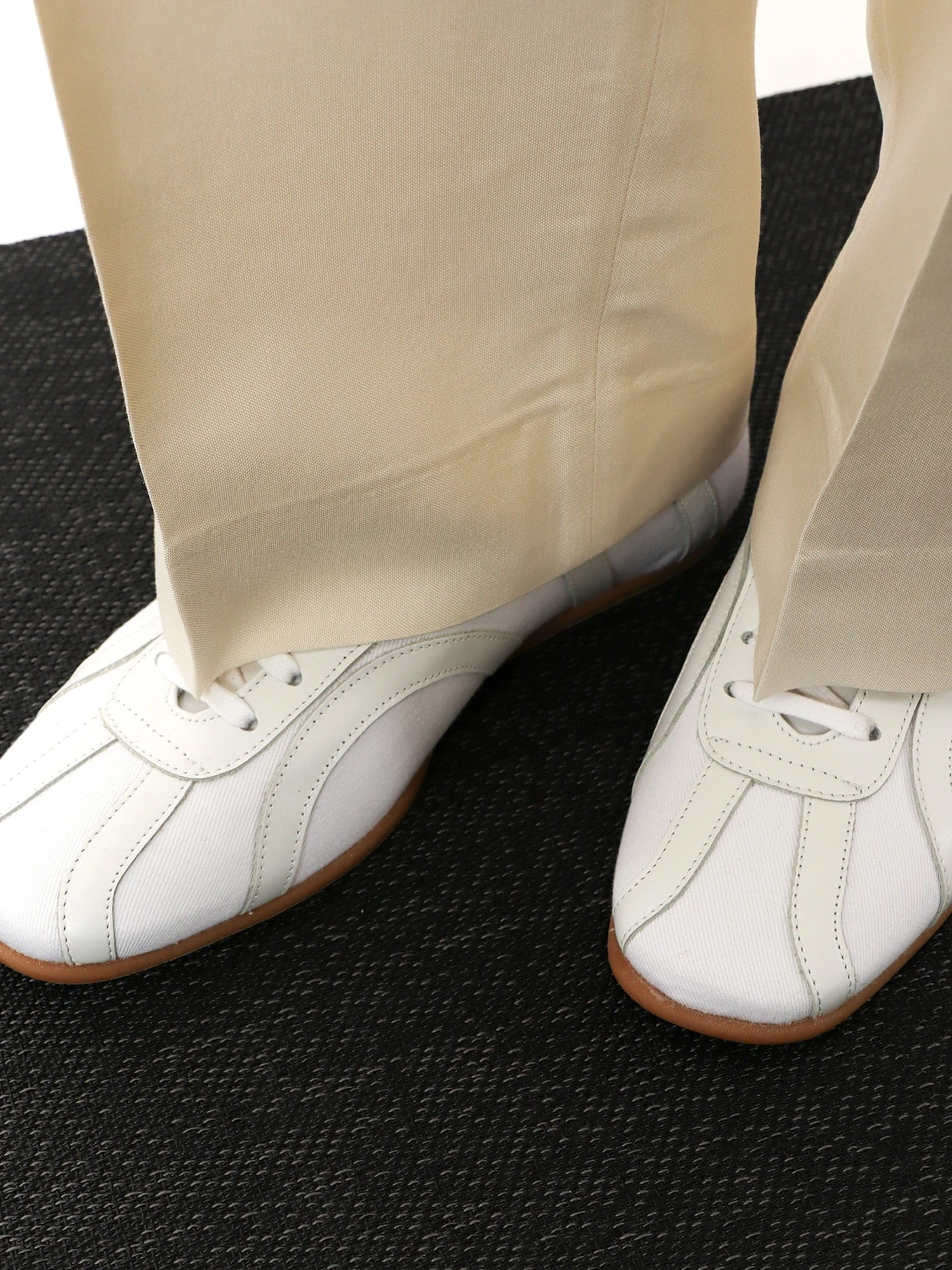 Canvas low-top sneakers with leather profiles.webp