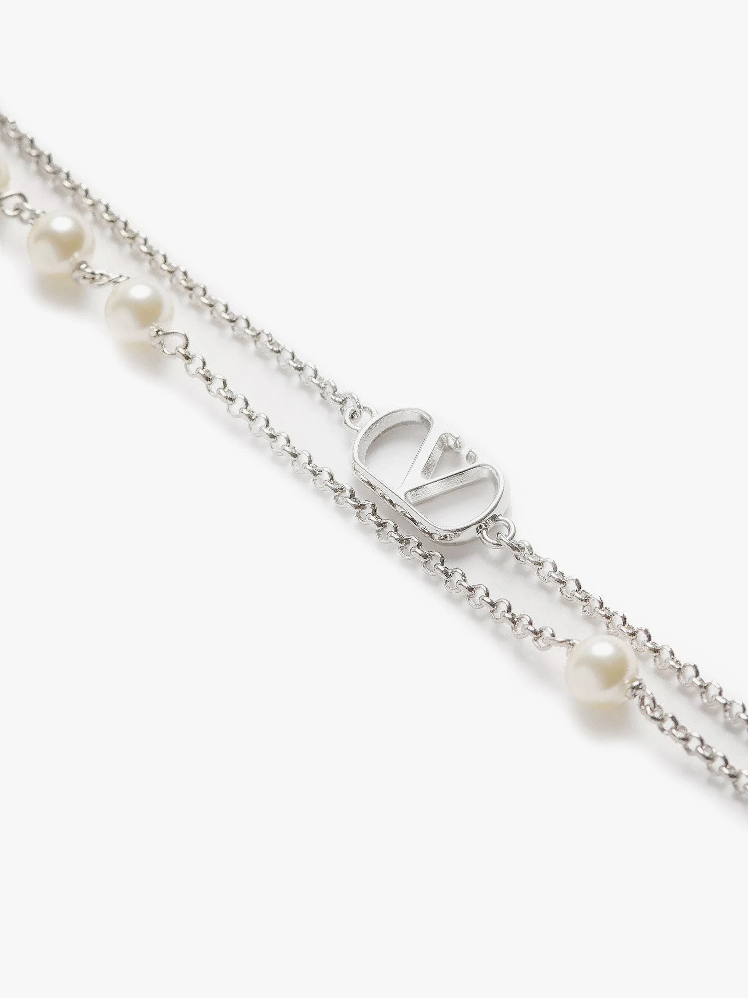 Metal and pearls VLogo Signature necklace.webp