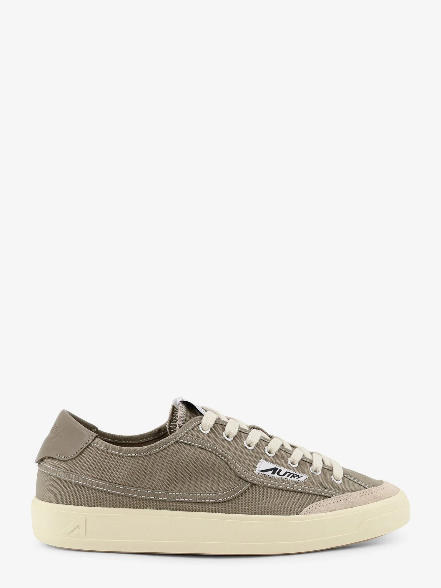Windscape canvas sneakers with side logo label.webp
