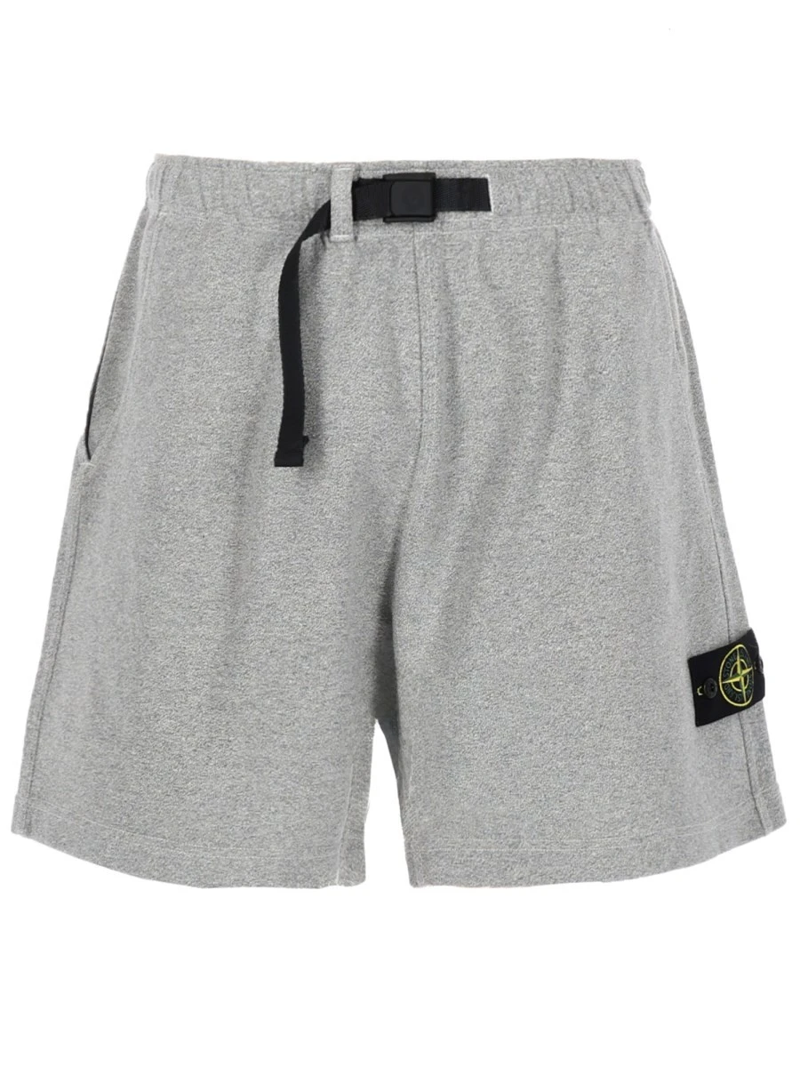 SHORTS CON PATCH LOGO.webp