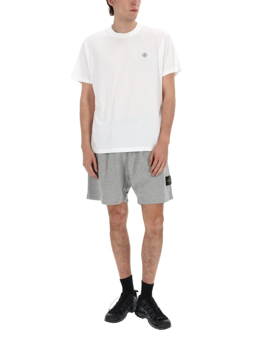 SHORTS CON PATCH LOGO.webp