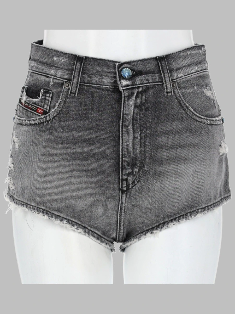 SHORTS IN DENIM CON ORLI SFRANGIATI.webp