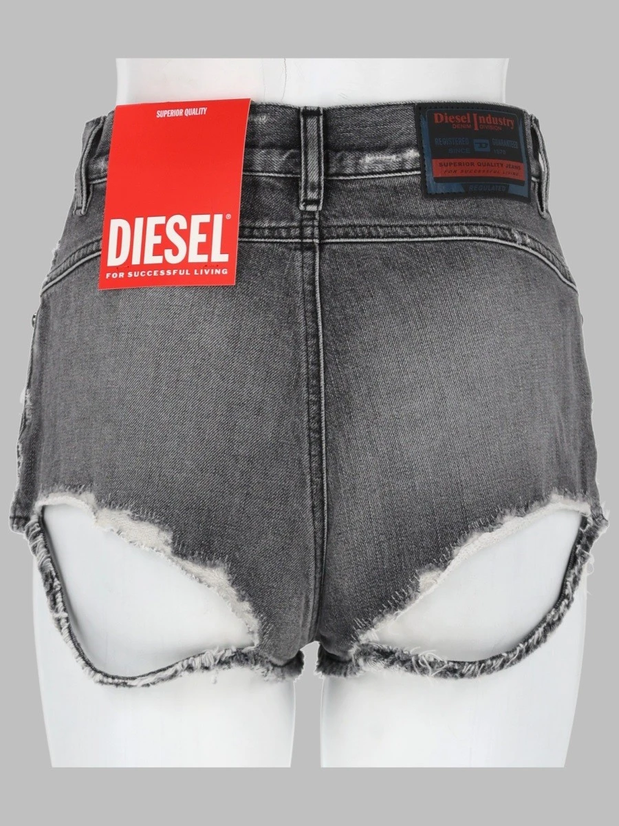 SHORTS IN DENIM CON ORLI SFRANGIATI.webp