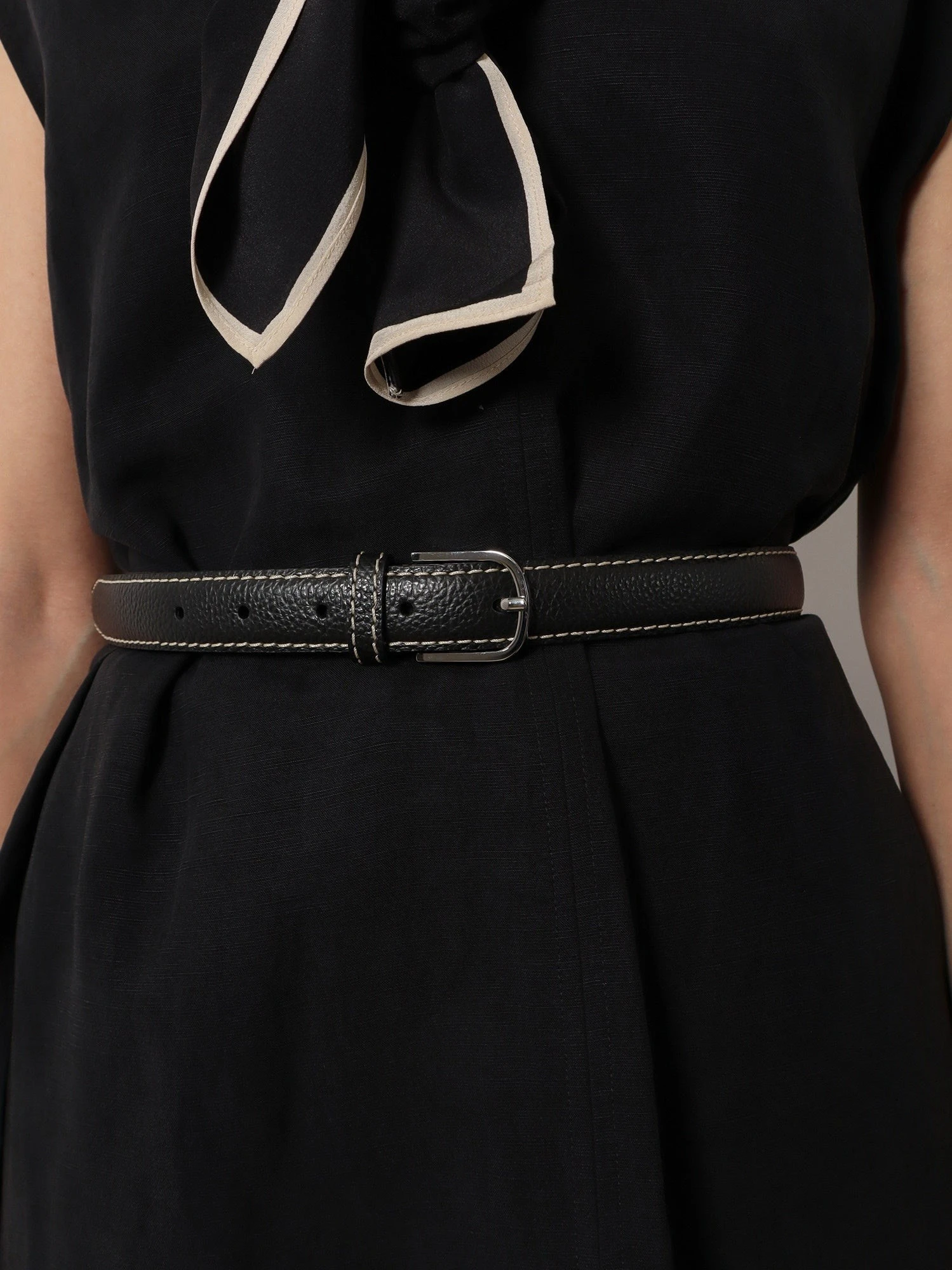 Slim Grained leather belt.webp