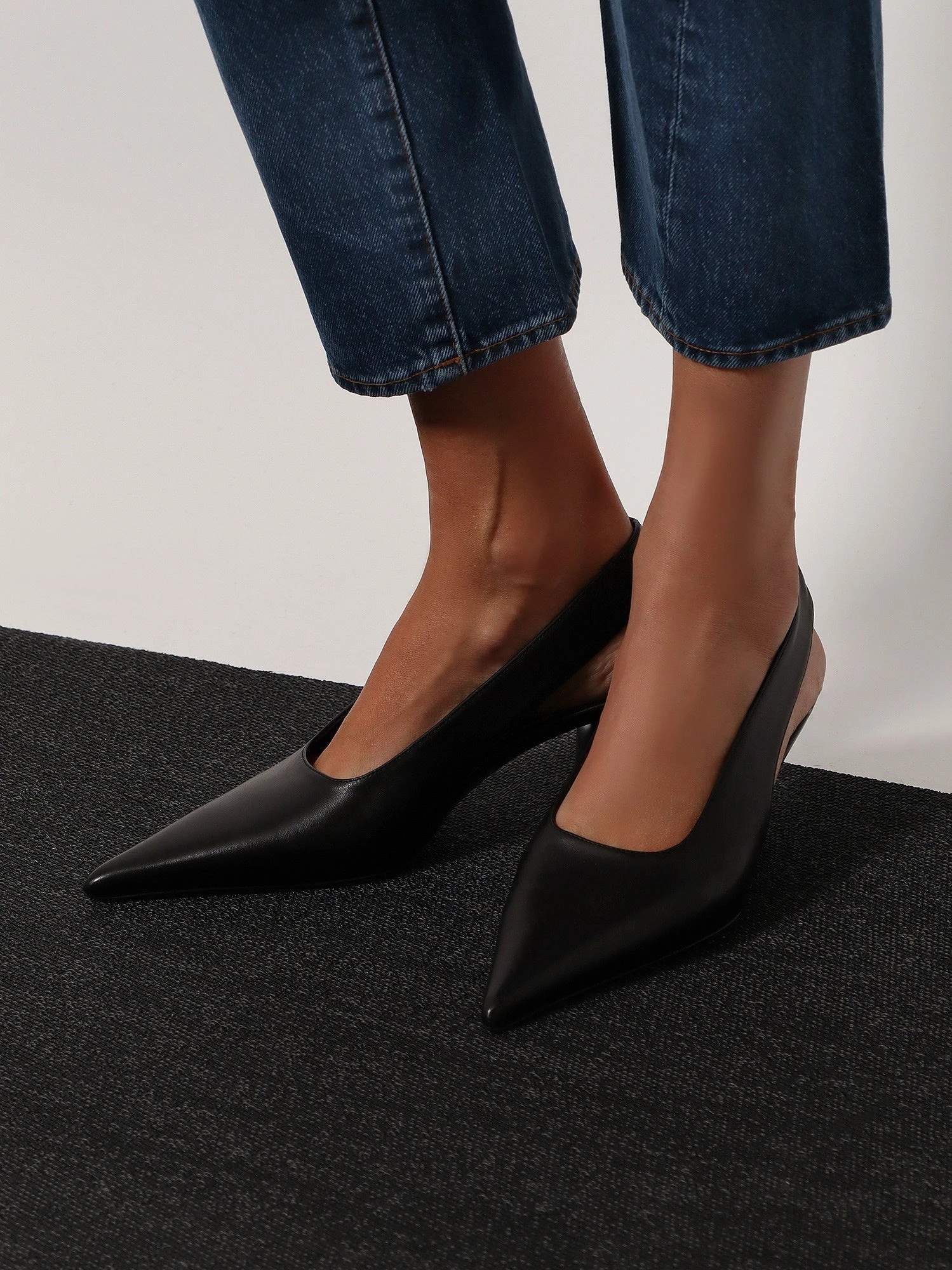 Leather décolleté slingbacks.webp