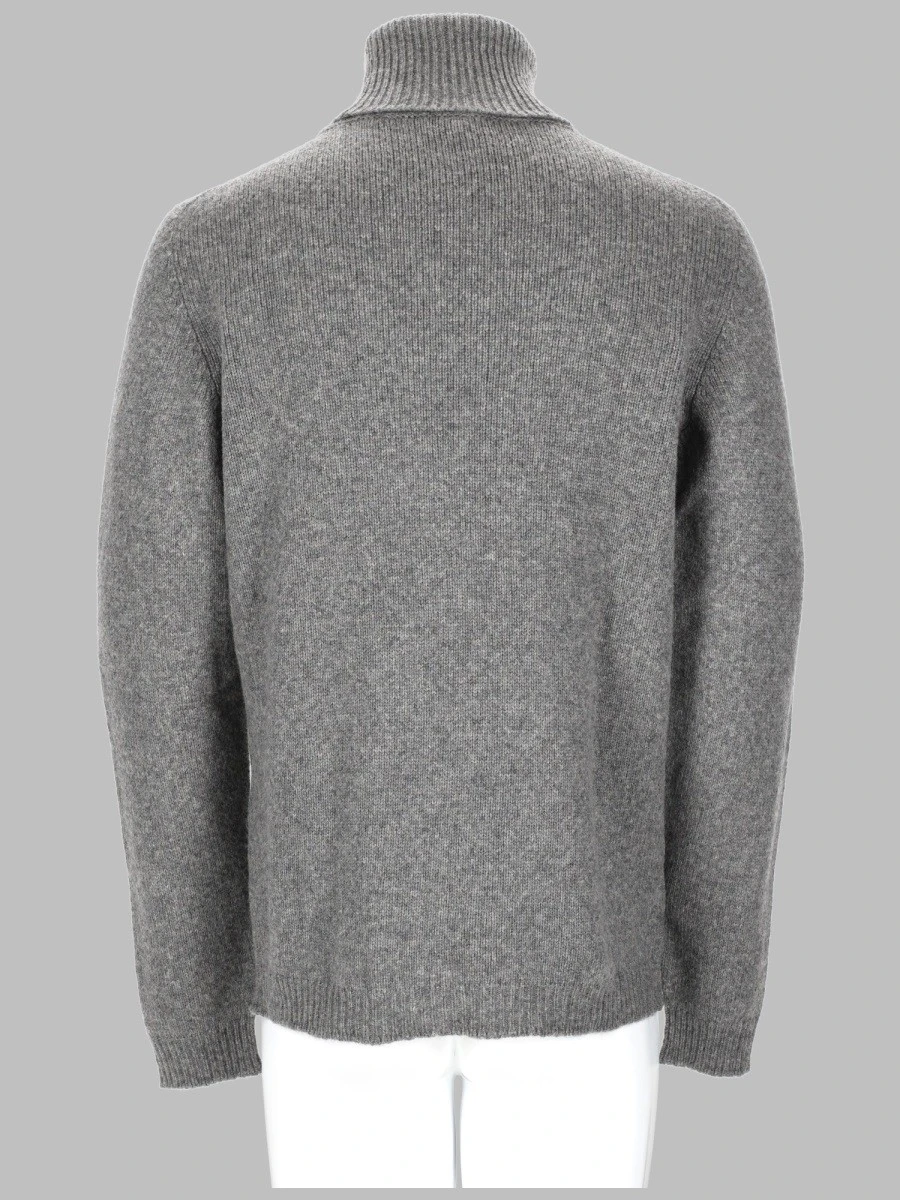 MAGLIA IN LANA A COLLO ALTO.webp