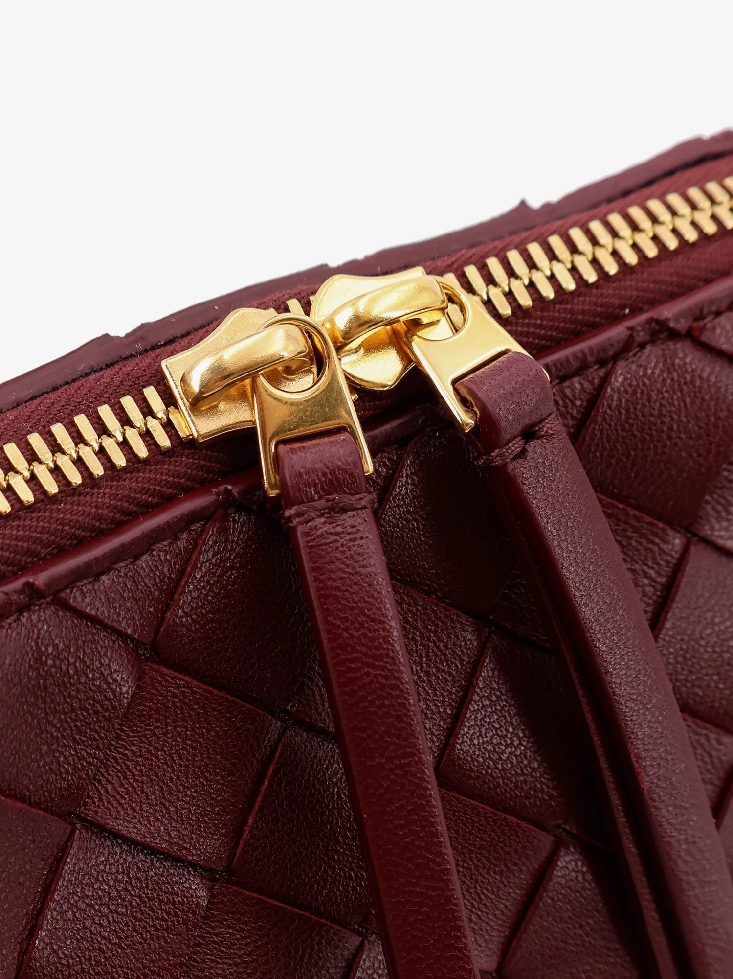 Concert Pouch leather shoulder bag with Intrecciato motif.webp