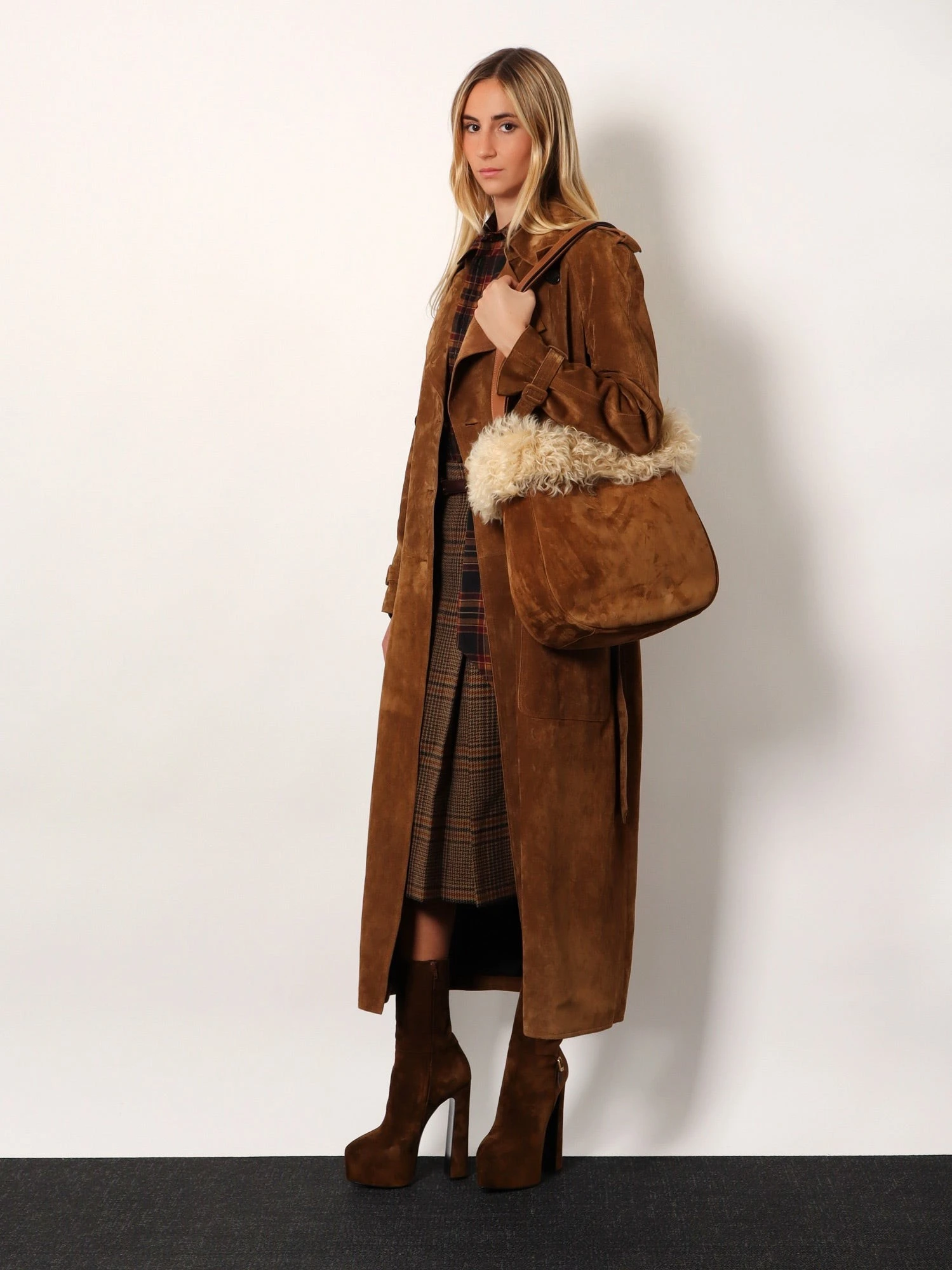Suede shoulder bag with shearling profile.webp