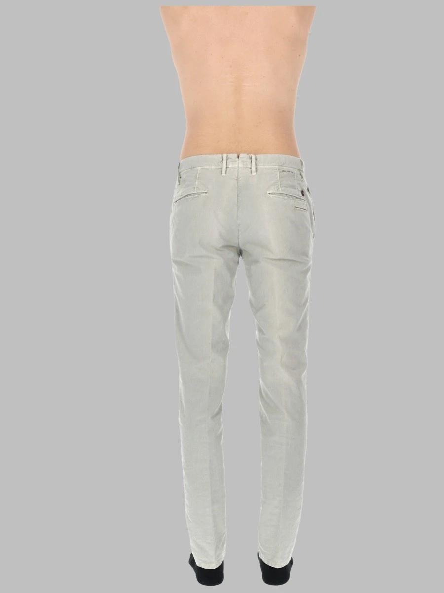 JEANS CON PATCH LOGO.webp