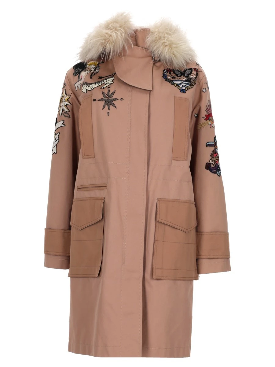 CAPPOTTO CON DECORAZIONI.webp