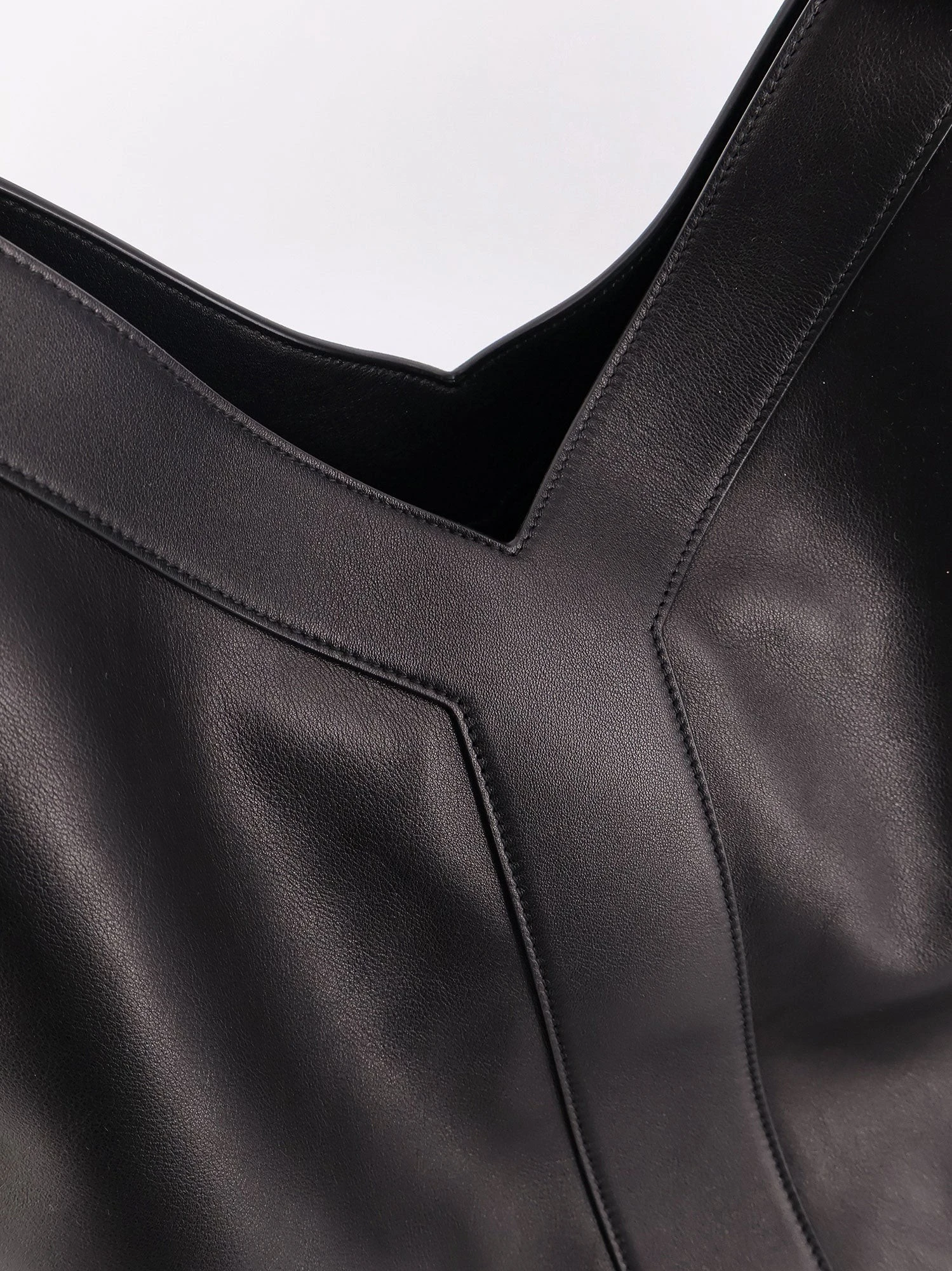 Y Oversize leather tote bag.webp