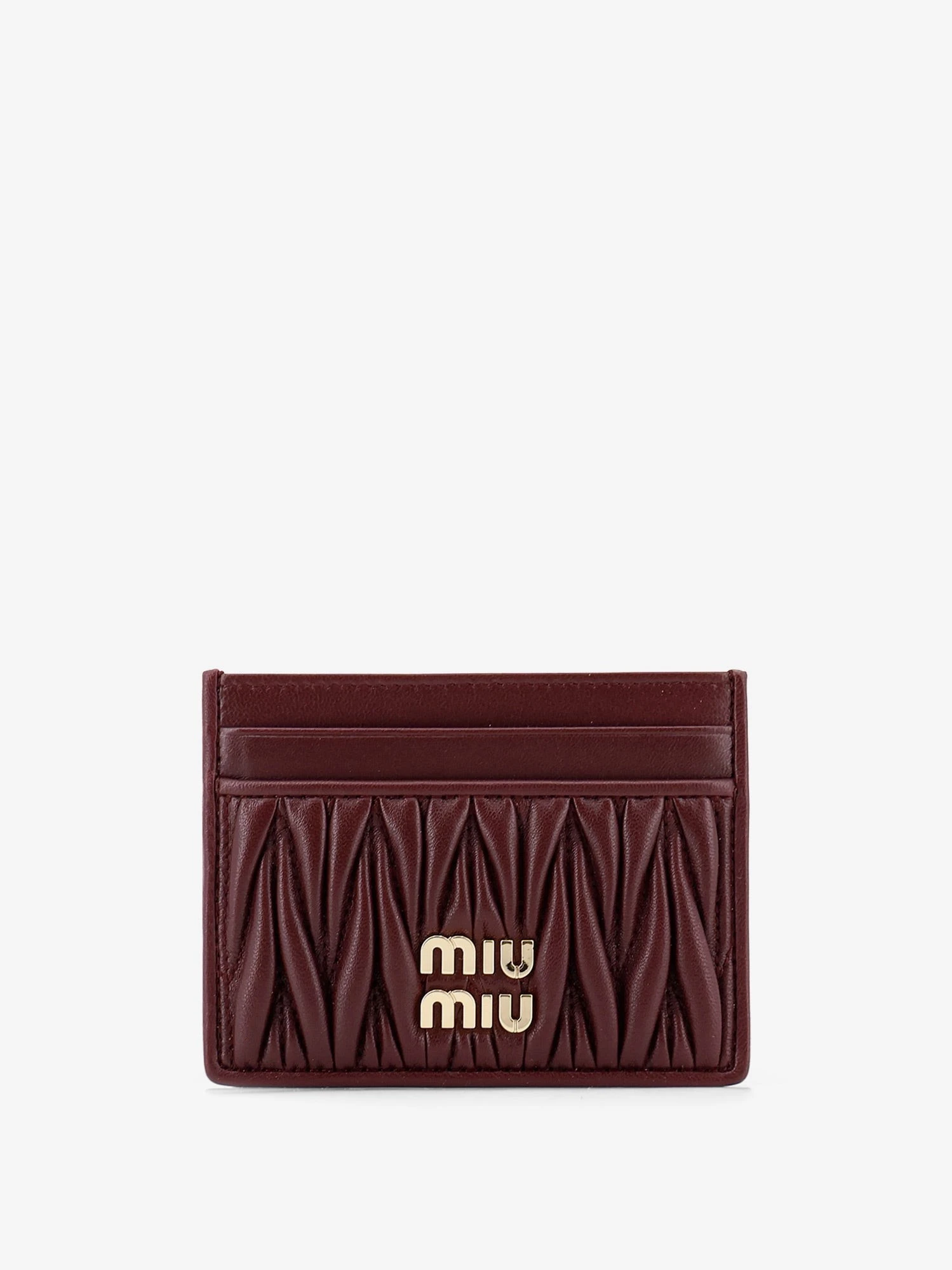 Matelassé leather card holder with metal lettering logo.webp