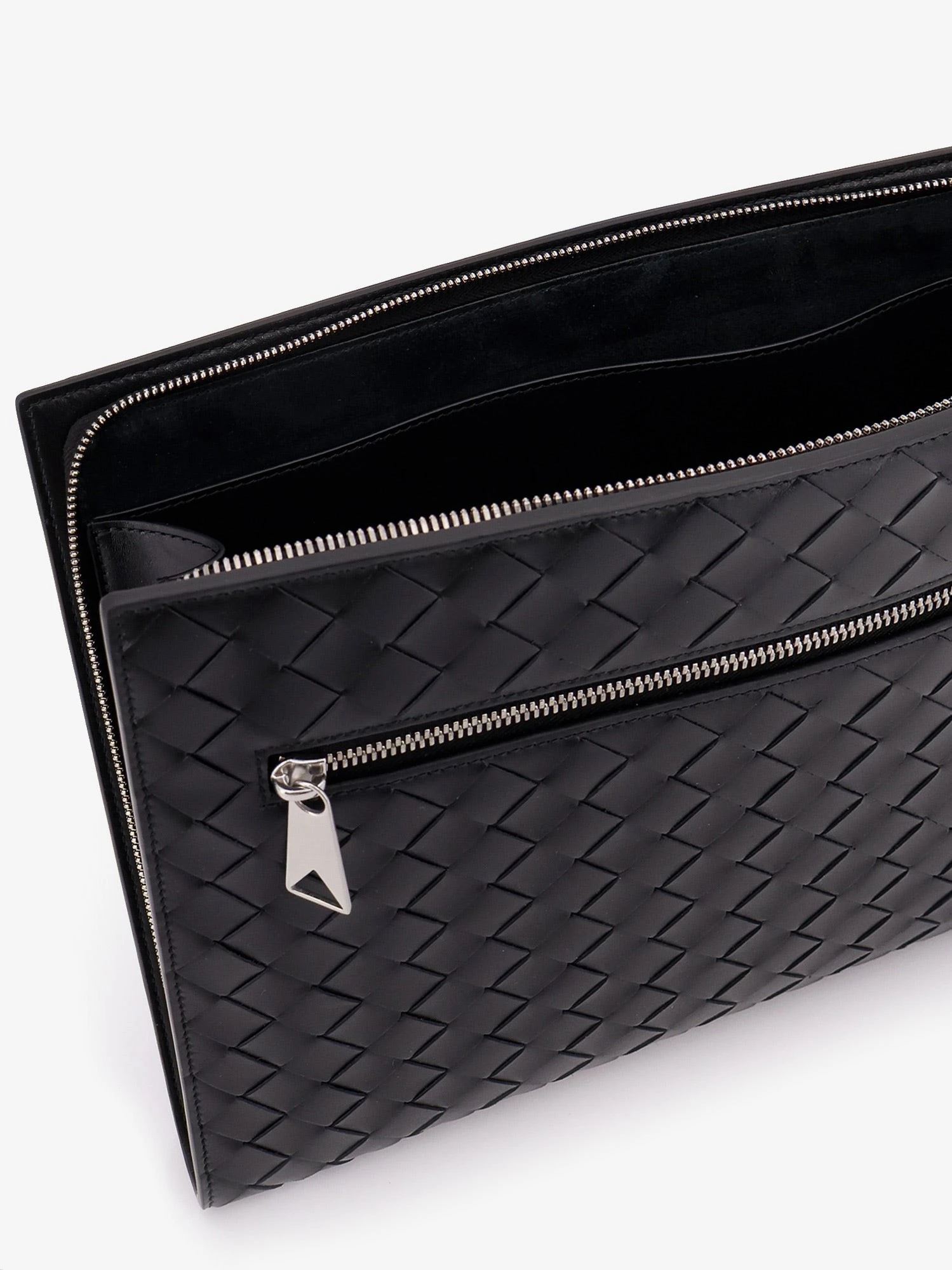 Avenue leather document case with Intrecciato motif.webp