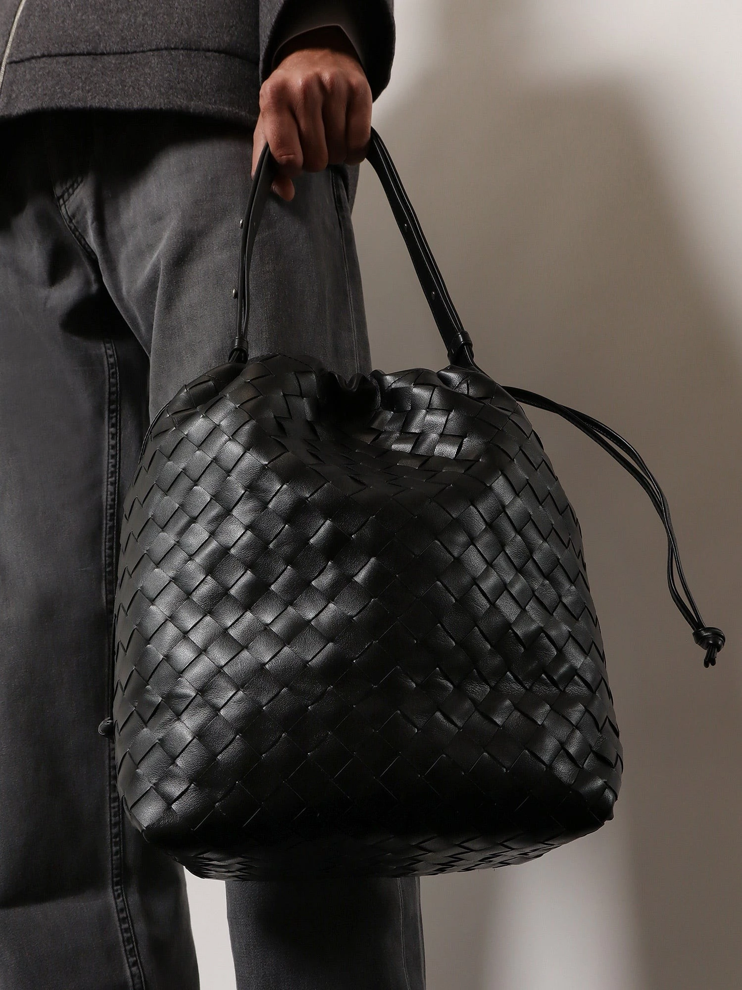 Bucket Intrecciato Biblioteca leather shoulder bag.webp
