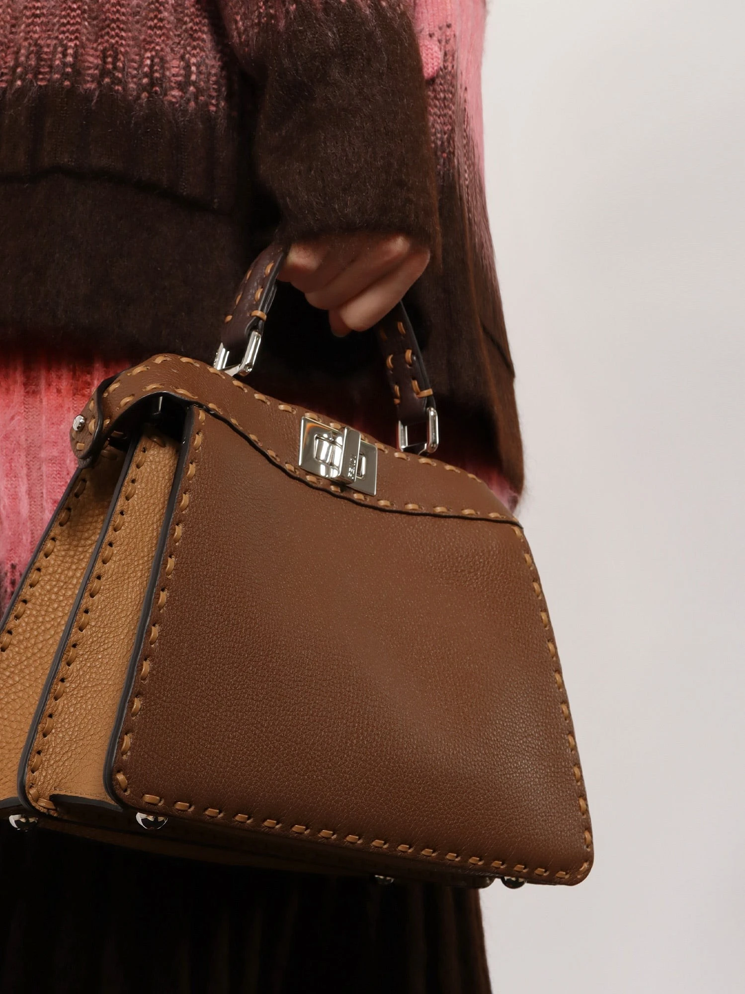 Peekaboo IseeU Small leather shoulder bag with Selleria macro stitching.webp