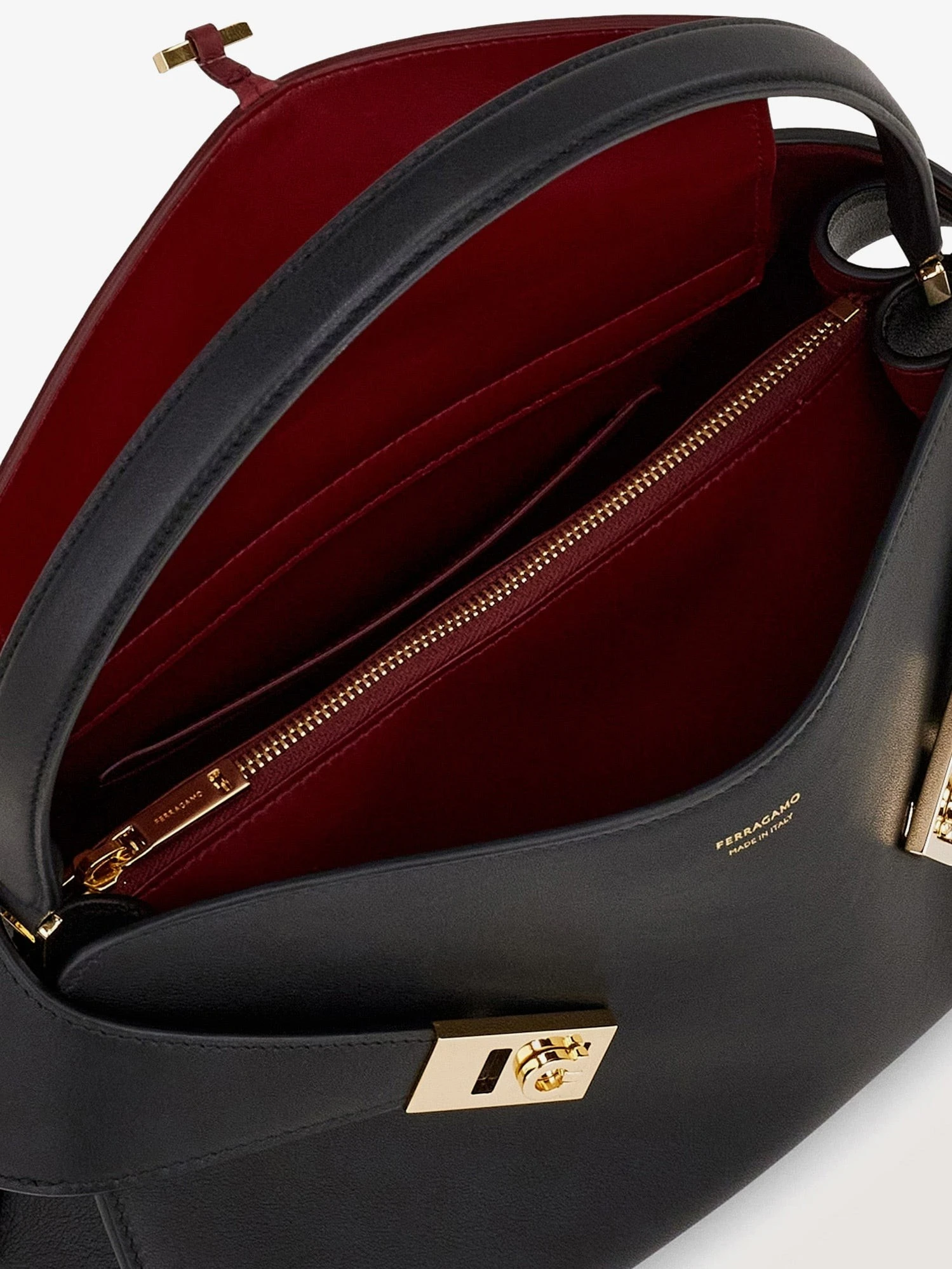 Hug Soft M leather shoulder bag.webp