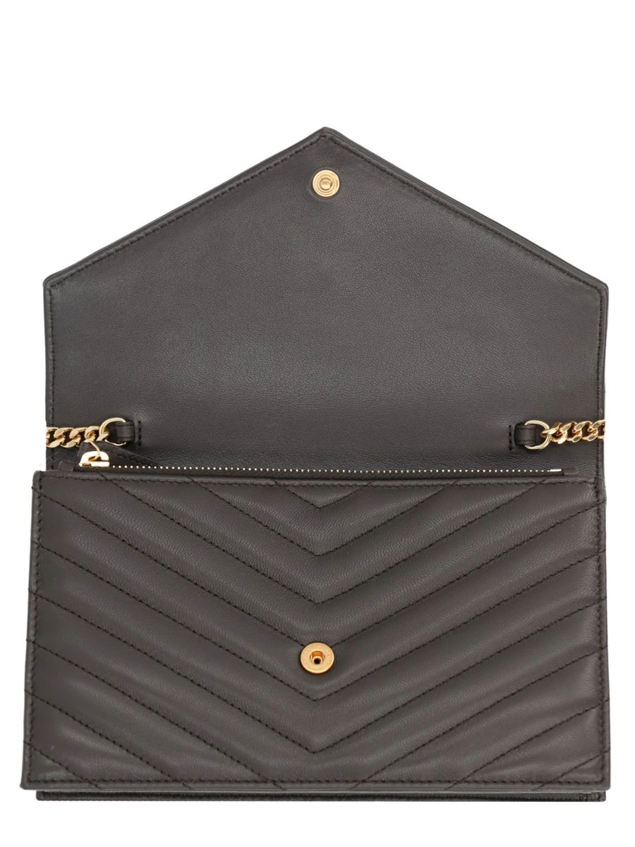 PORTAFOGLIO CON CATENA "ENVELOPE CASSANDRE".webp