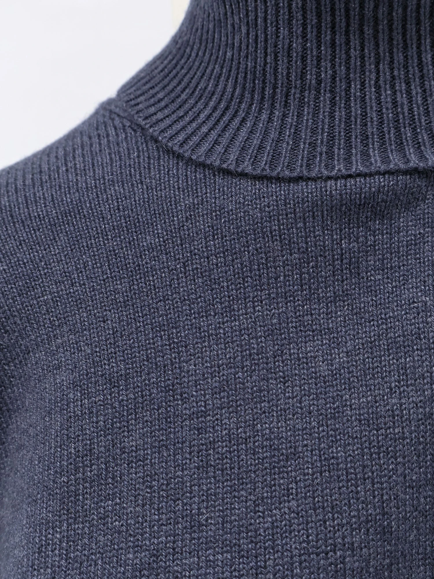 Cashmere turtleneck with Monili detail on the back