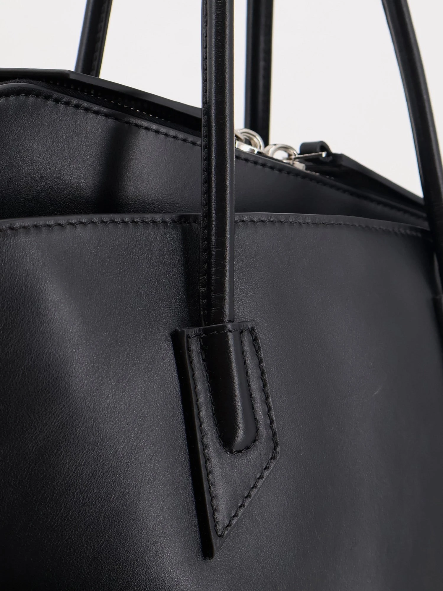 La Passeggiata Medium Leather Shoulder Bag.webp