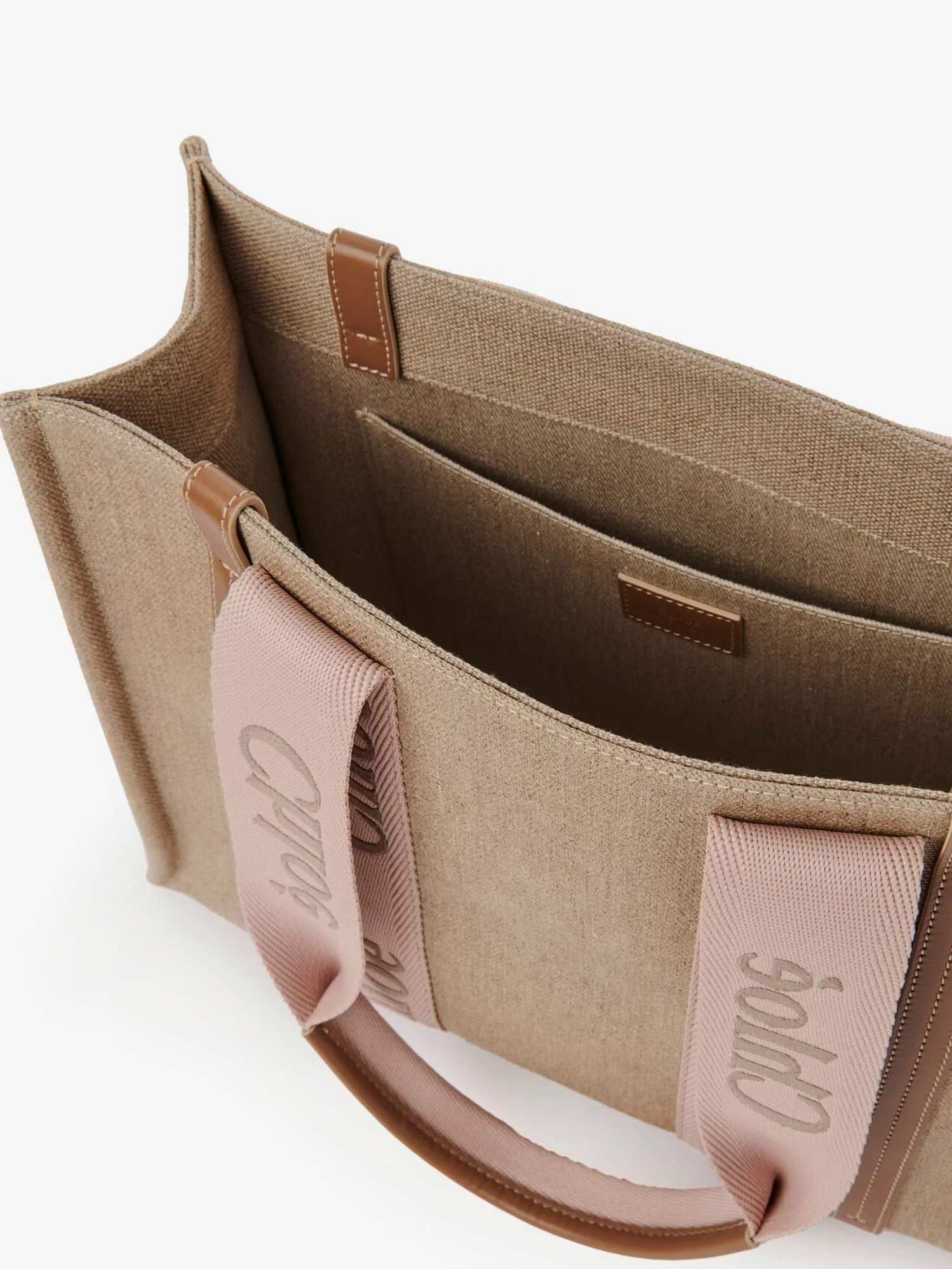 Woody linen shoulder bag with front embroidered logo.webp